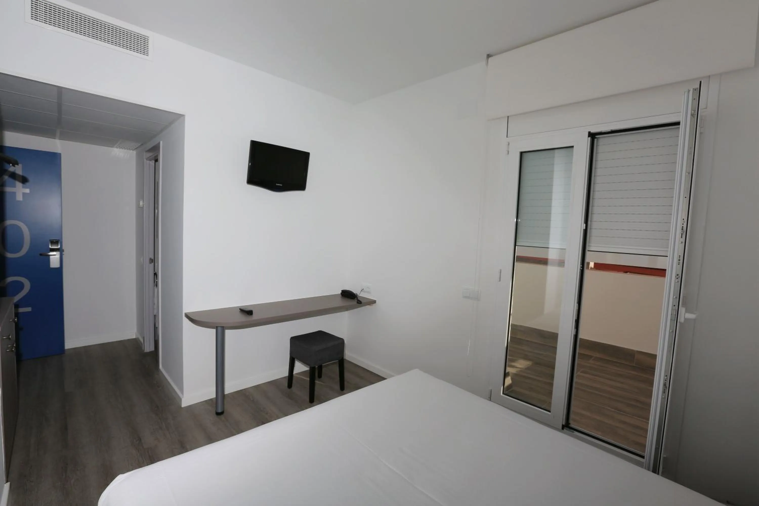 Bathroom, Bed in Hotel Alguer Camp Nou