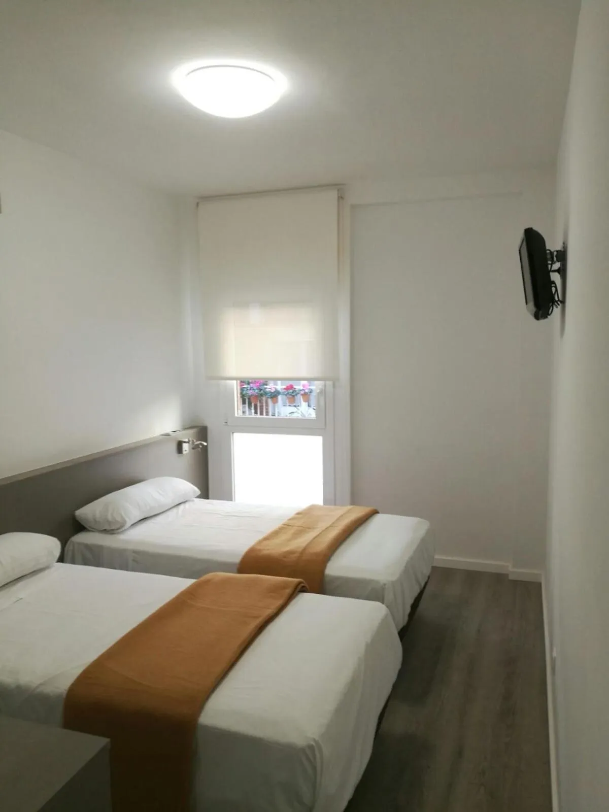 Shower, Bed in Hotel Alguer Camp Nou