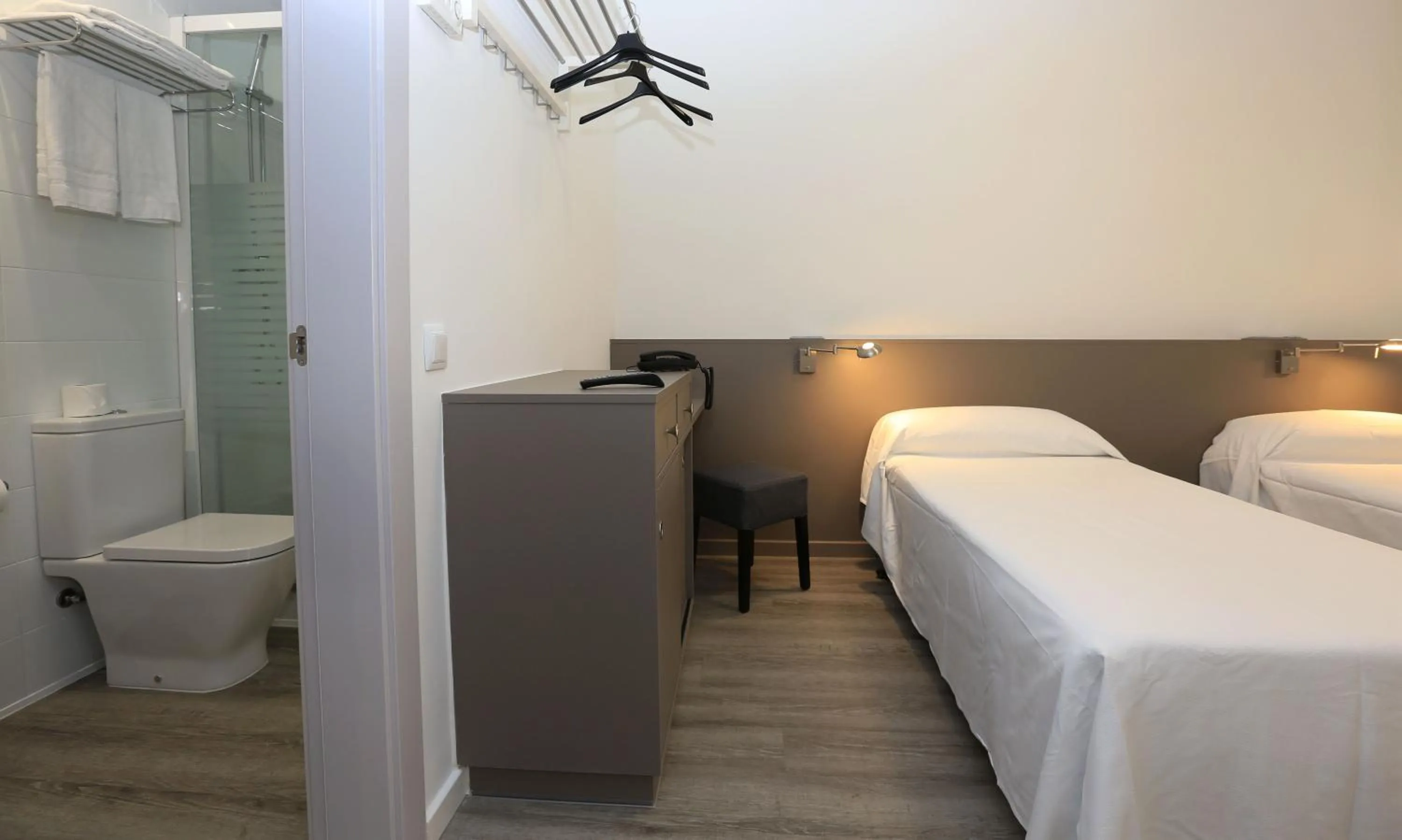 Shower, Bed in Hotel Alguer Camp Nou