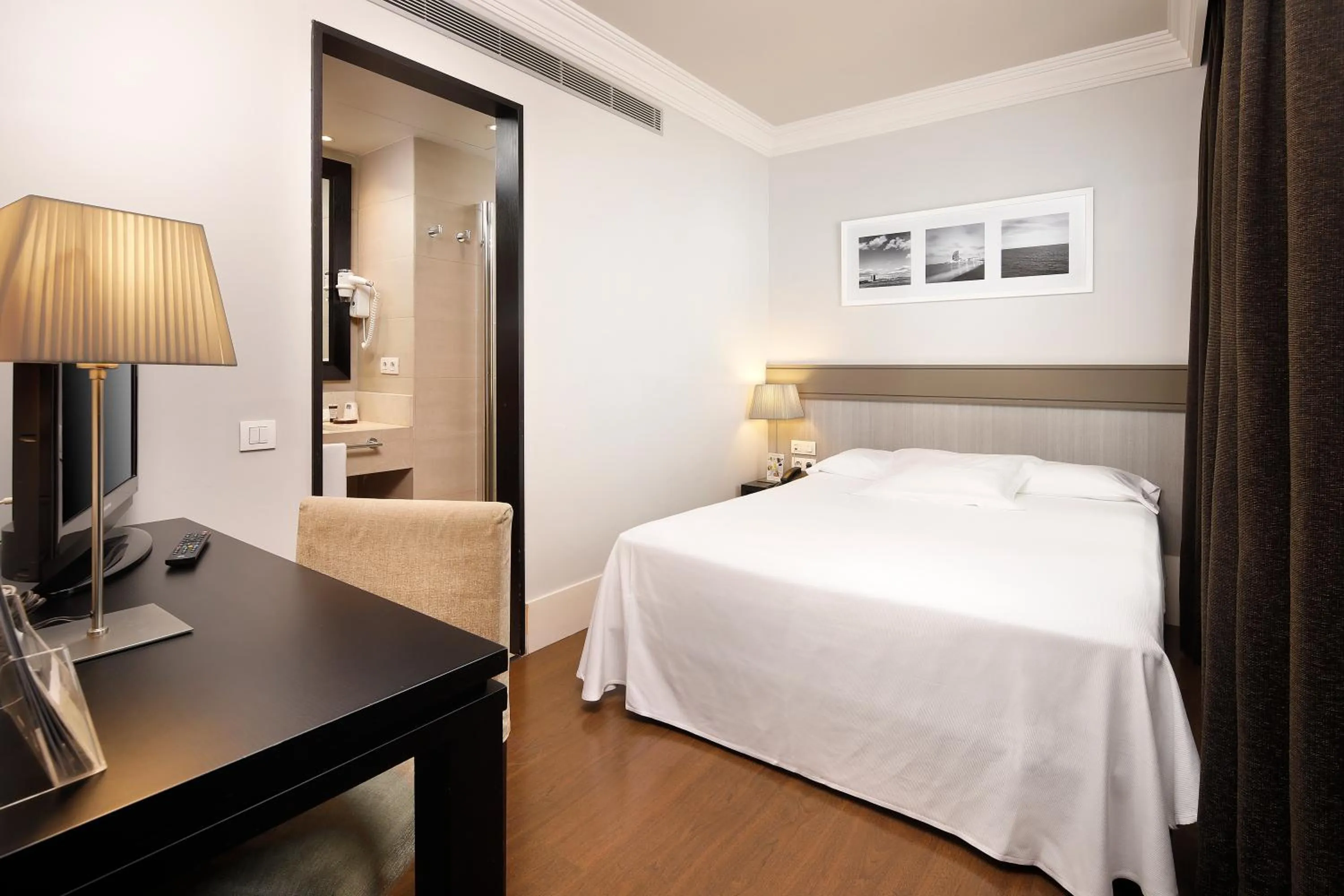 Photo of the whole room, Bed in Hotel Condado