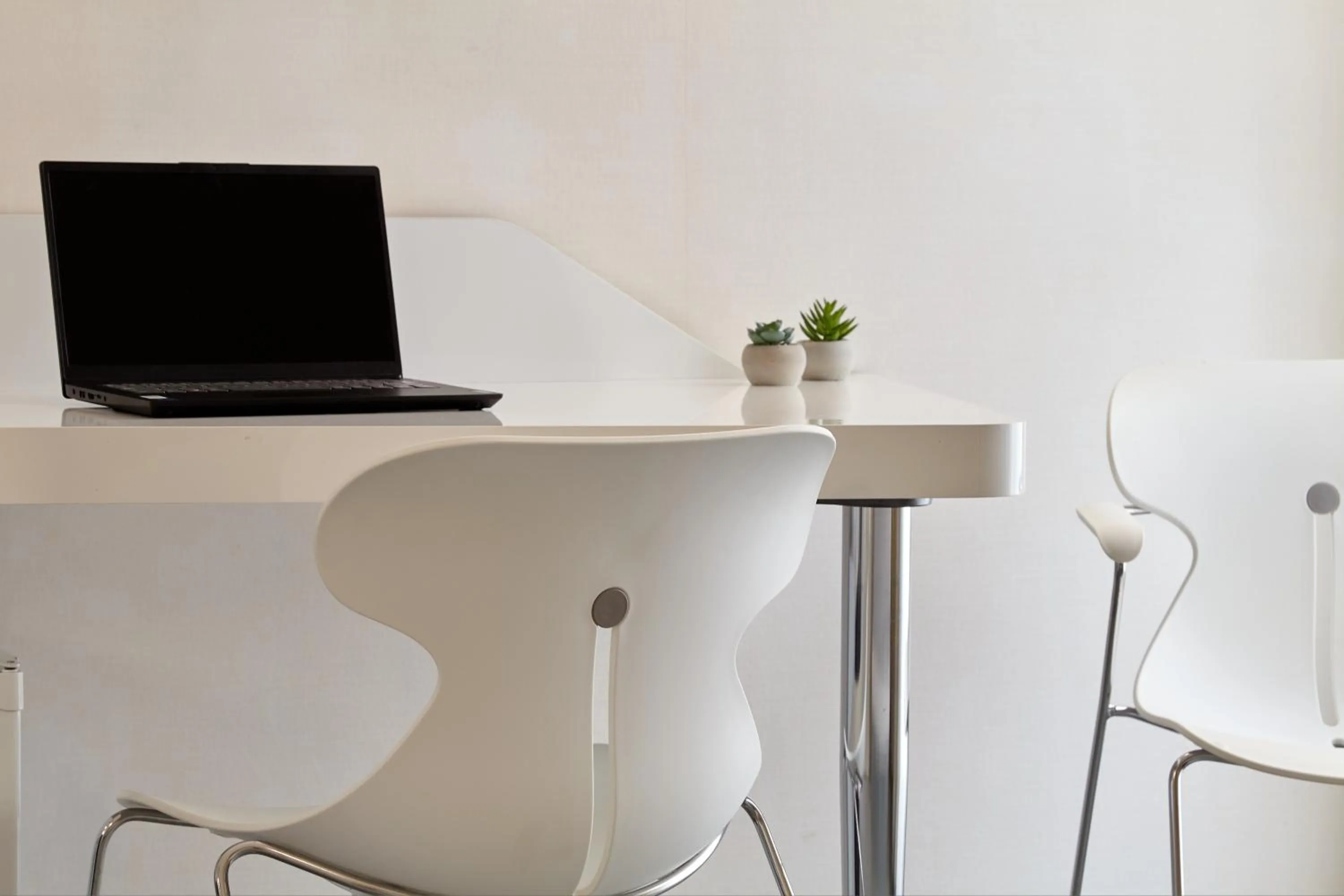 hair dresser in Hotel Maciá Granada Five Senses Rooms & Suites