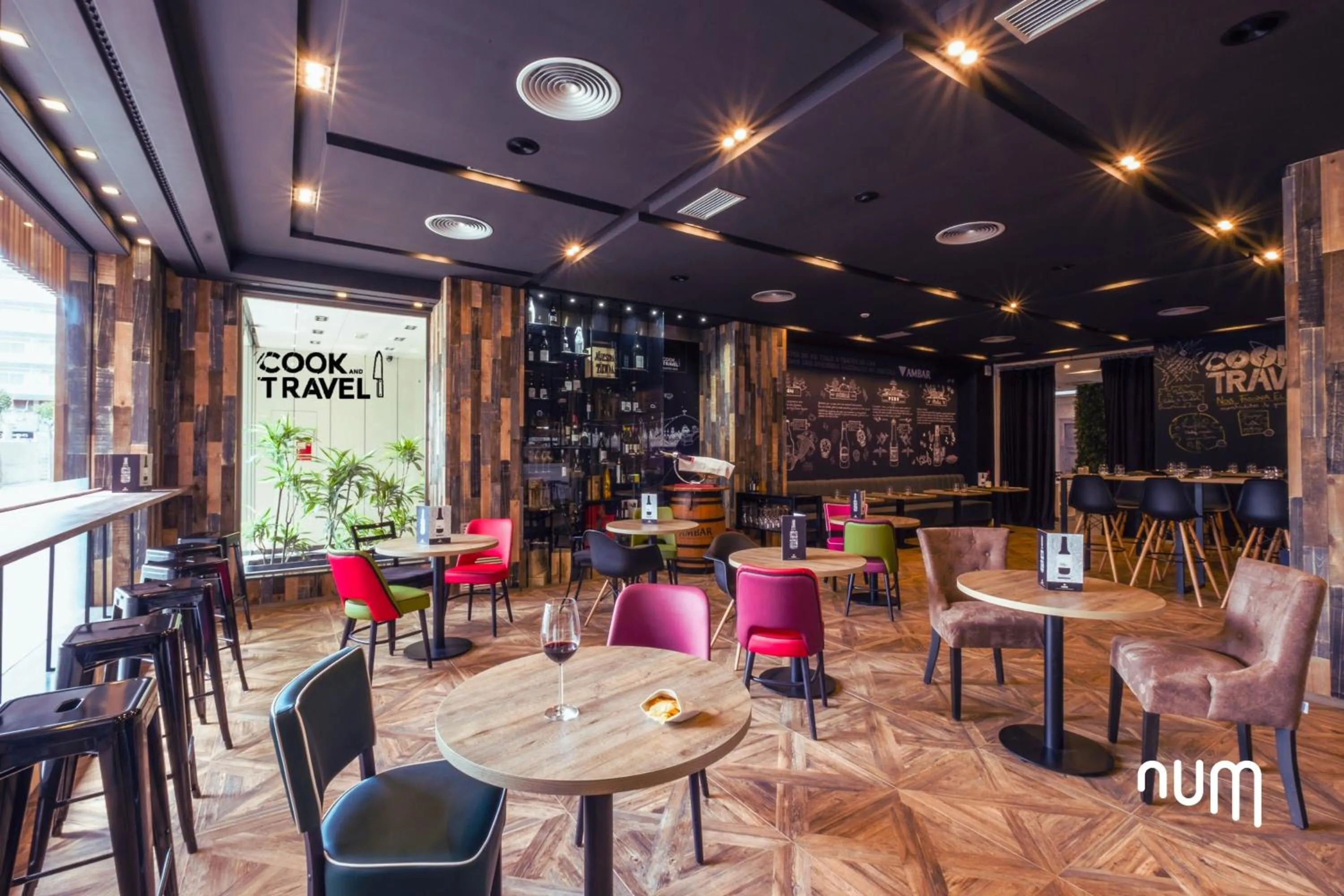 Restaurant/places to eat in Num Hotel