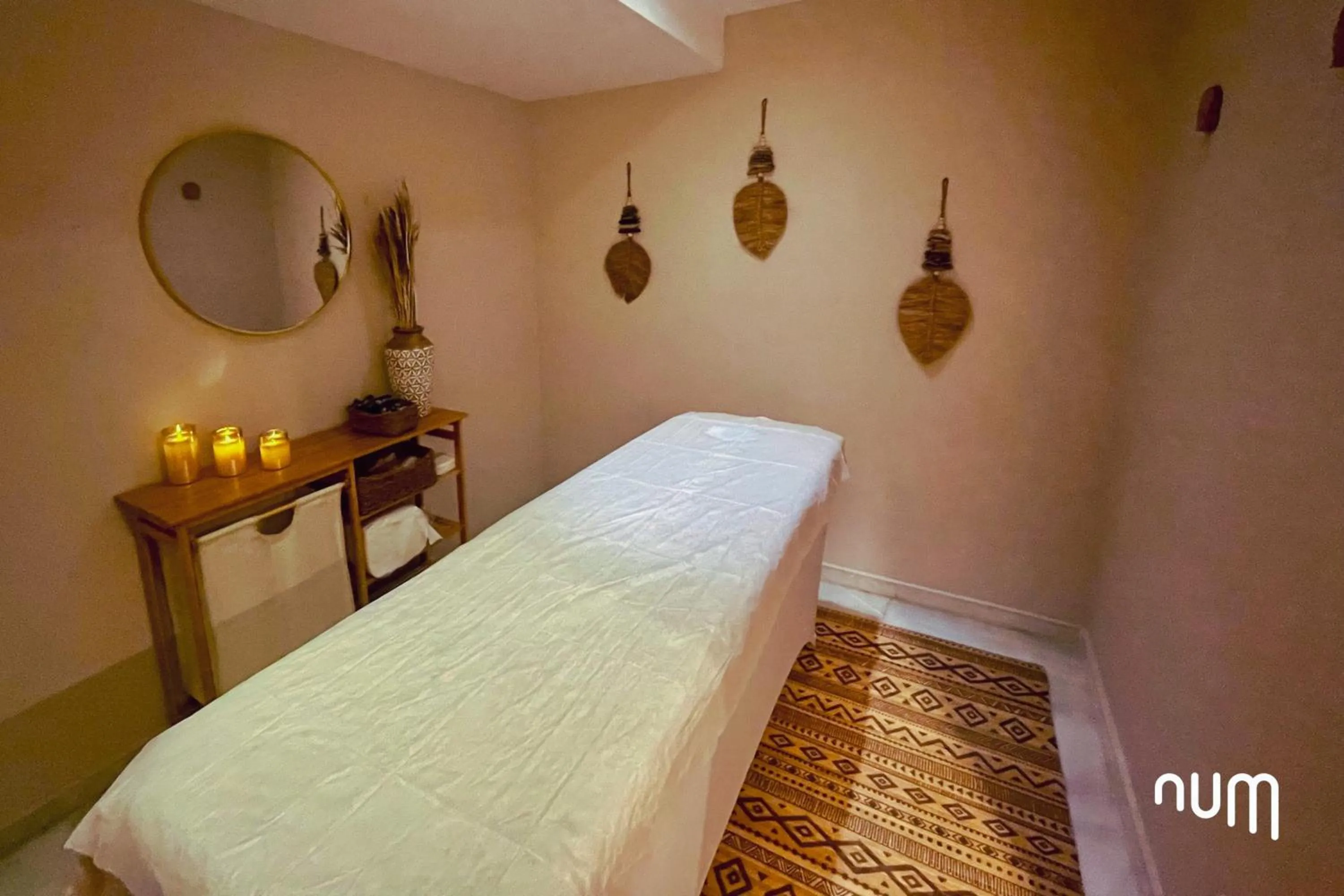 Massage, Bed in Num Hotel