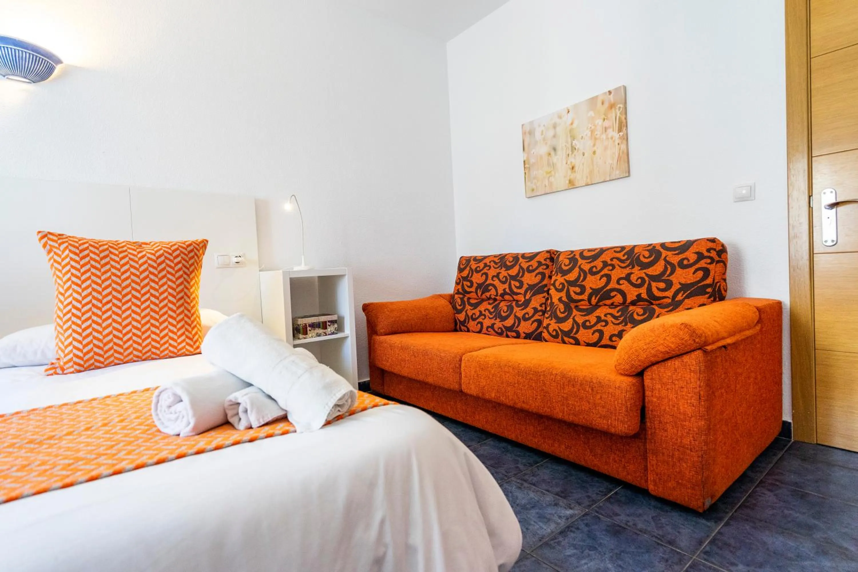 Seating area, Bed in Elcano