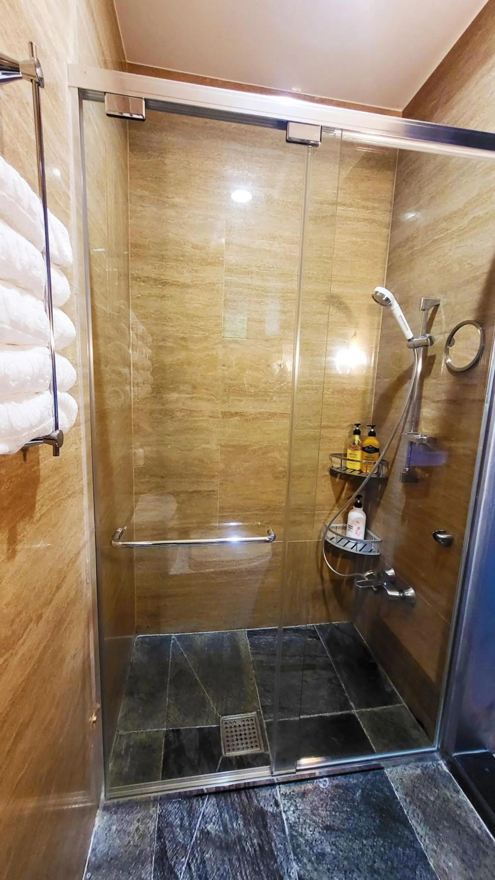 Shower in OROJEJU