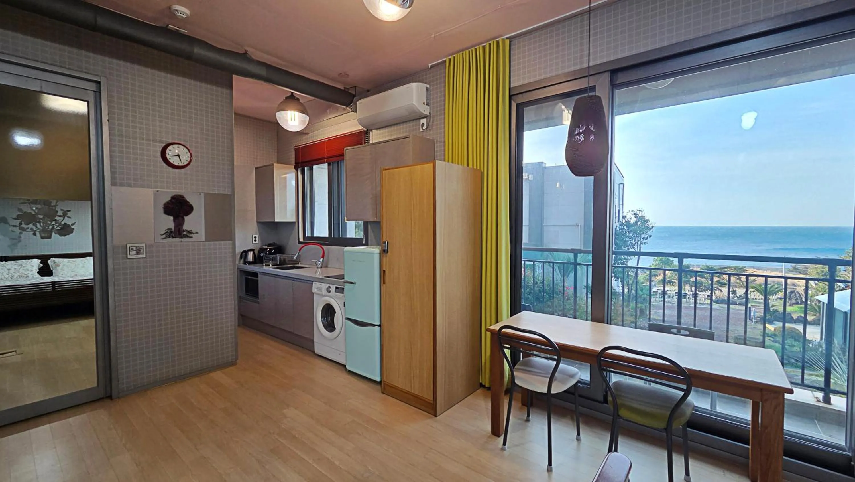 Photo of the whole room in OROJEJU