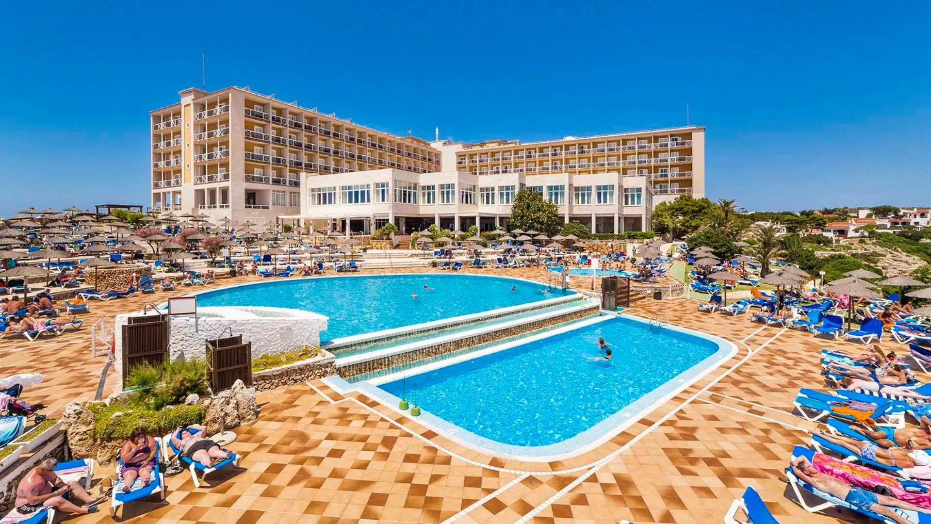 Swimming pool in Globales Almirante Farragut