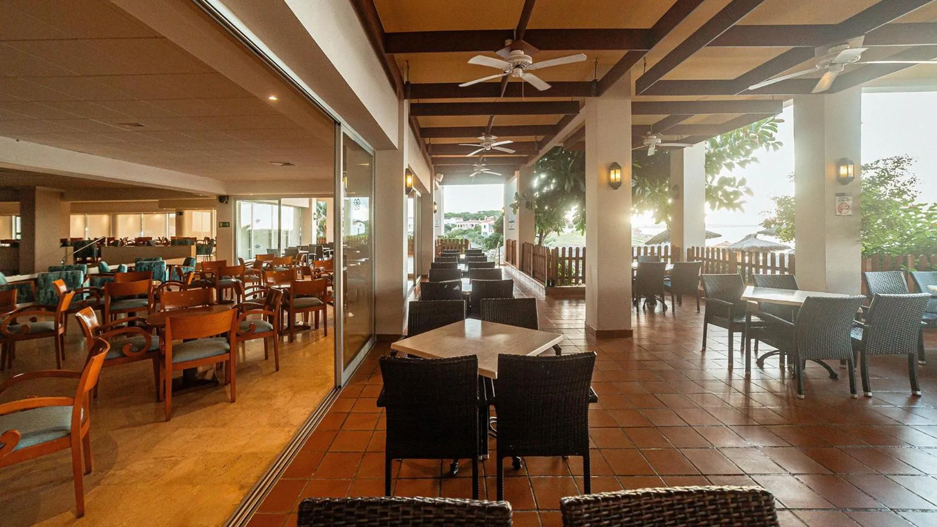 Restaurant/places to eat in Globales Almirante Farragut