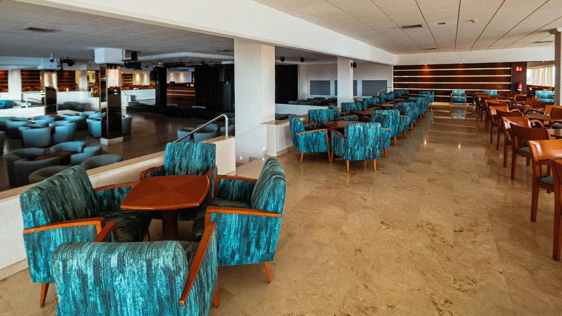 Seating area in Globales Almirante Farragut