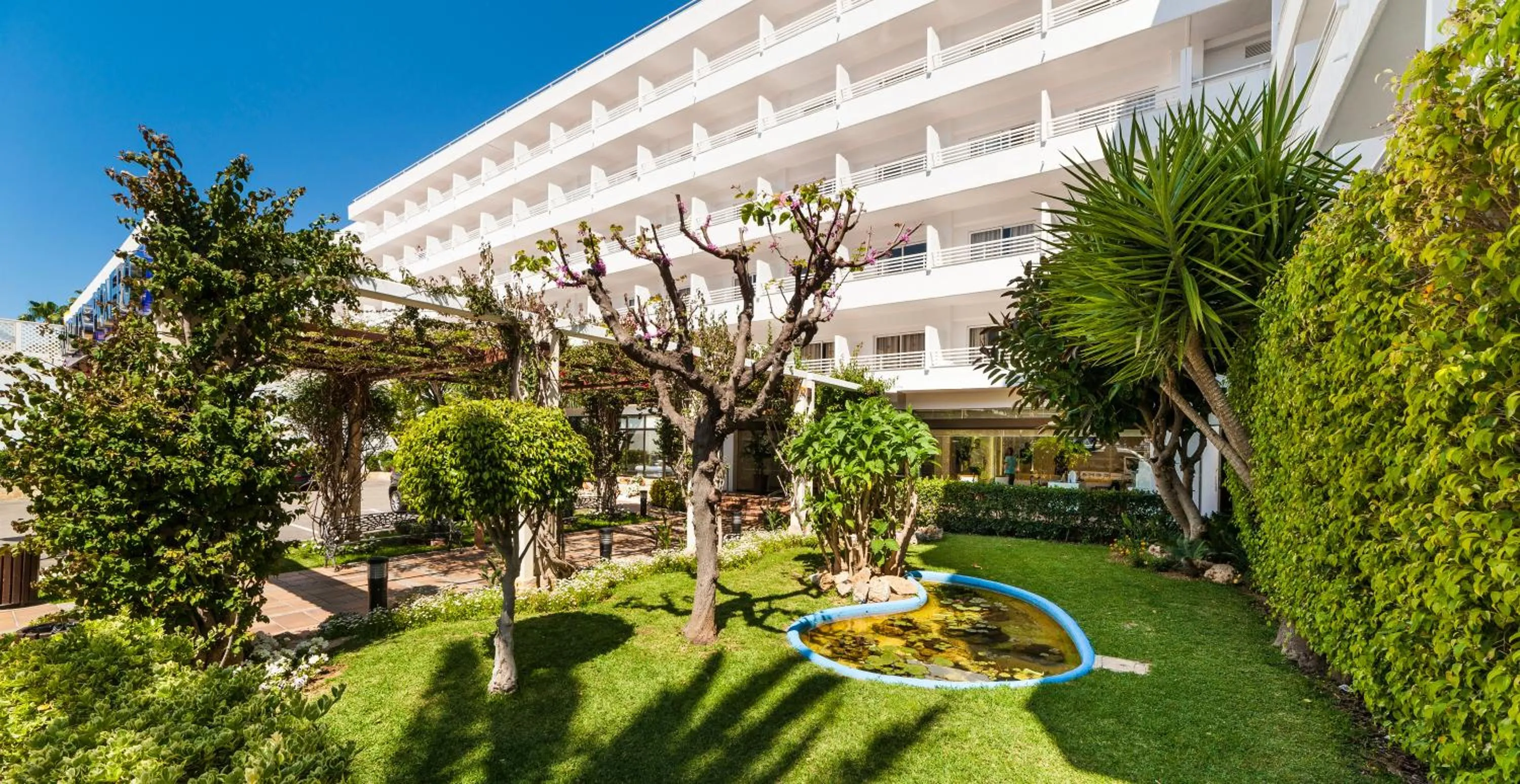 Facade/entrance in Globales Pionero