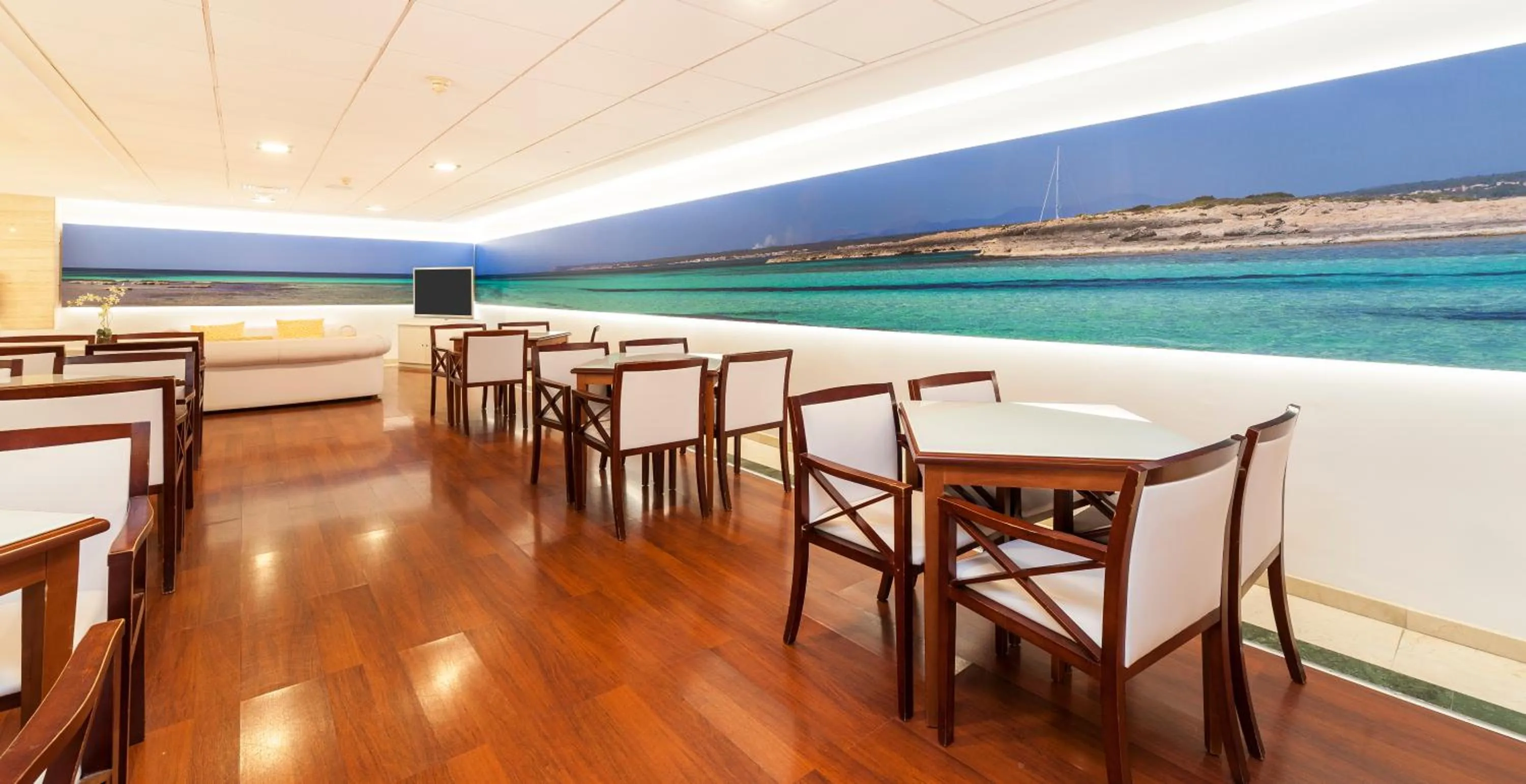 Communal lounge/ TV room in Globales Pionero