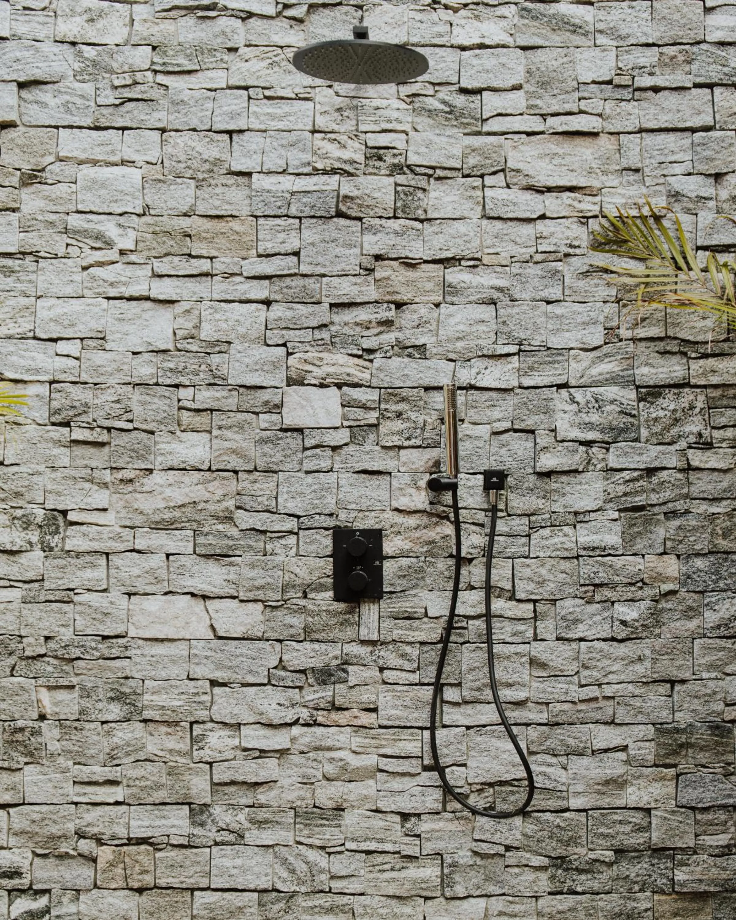 Shower in Sarana Hôtel & Spa