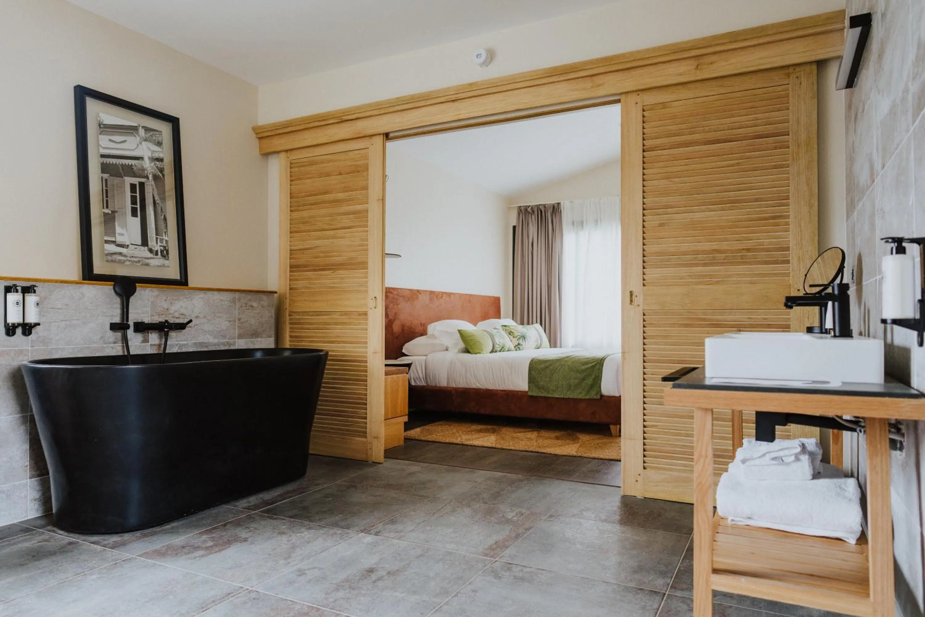 Bathroom, Bed in Sarana Hôtel & Spa