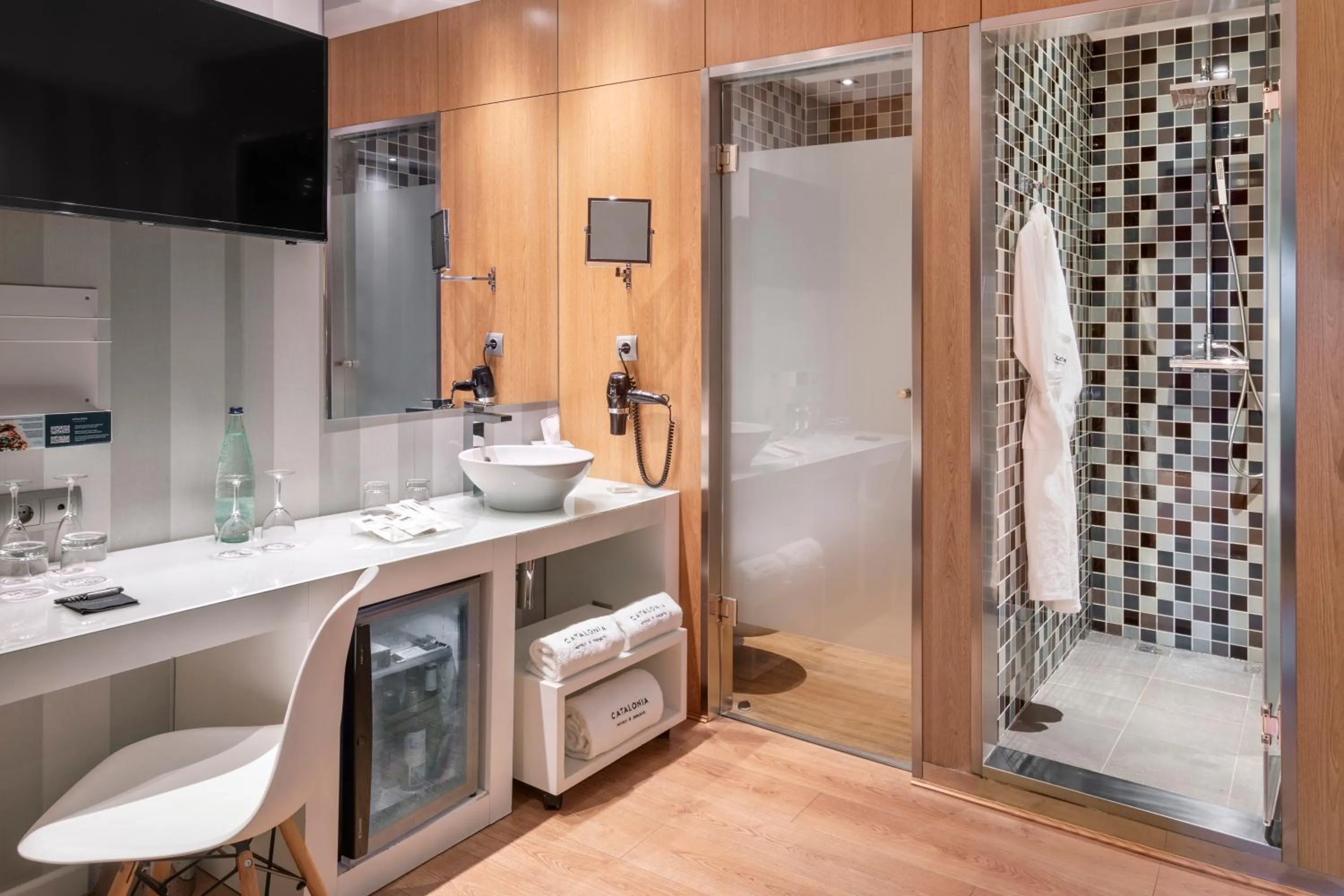 Shower in Catalonia Reina Victoria