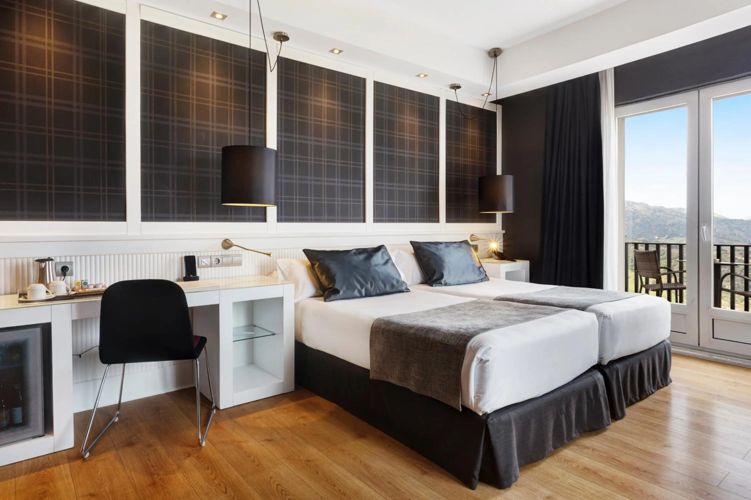 Photo of the whole room, Bed in Catalonia Reina Victoria