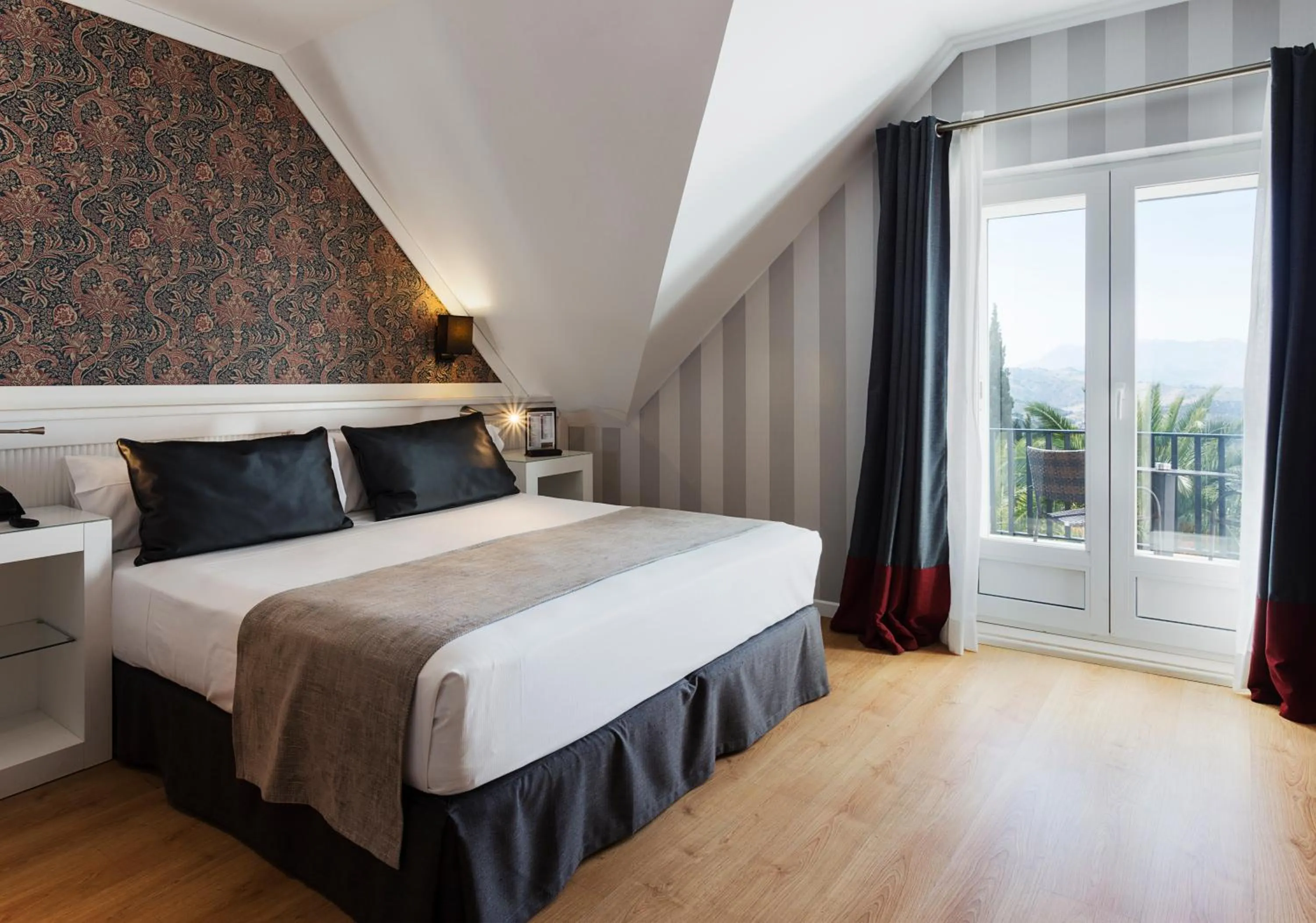 Photo of the whole room, Bed in Catalonia Reina Victoria