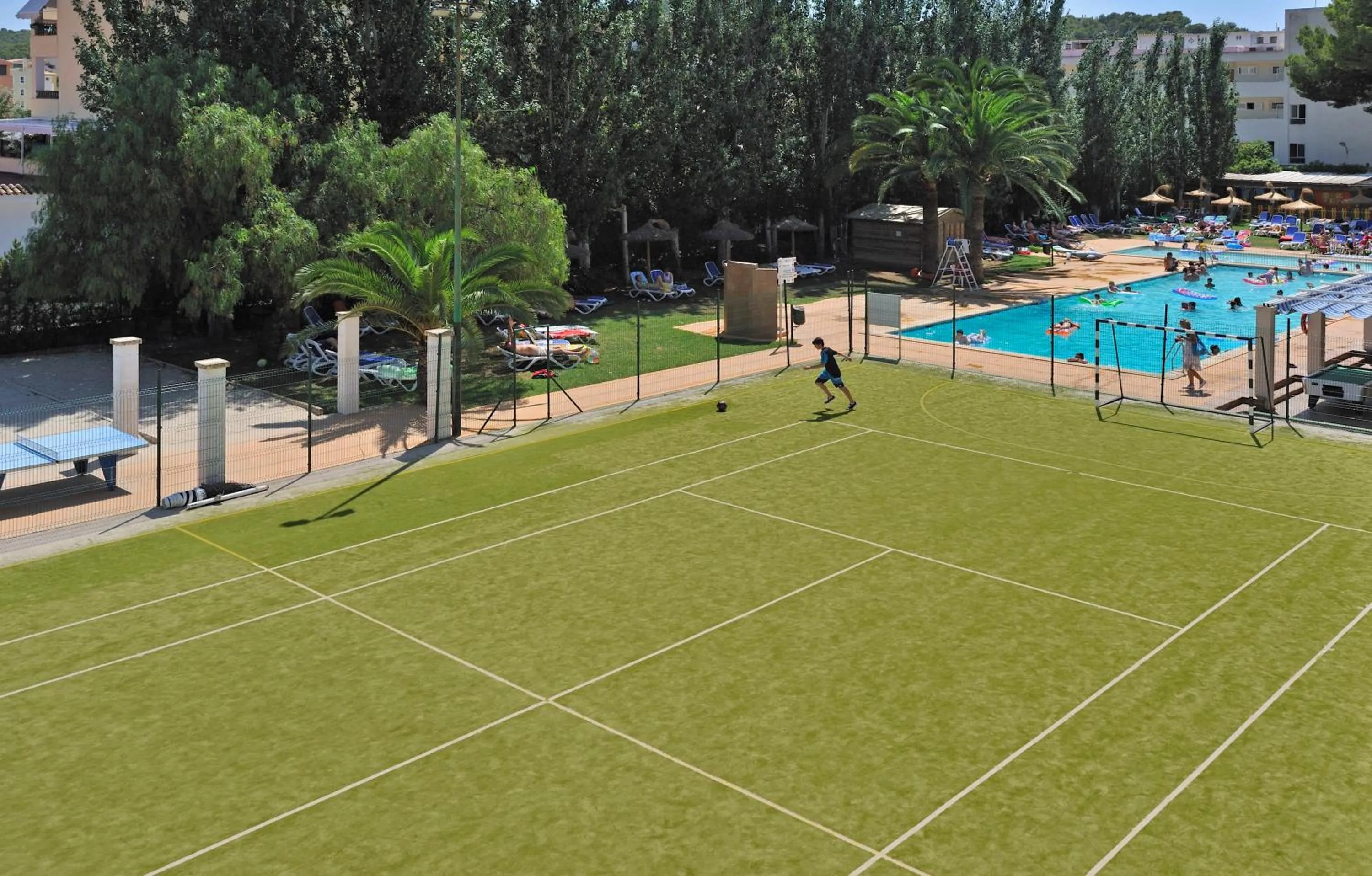 Tennis court in Globales Playa Santa Ponsa