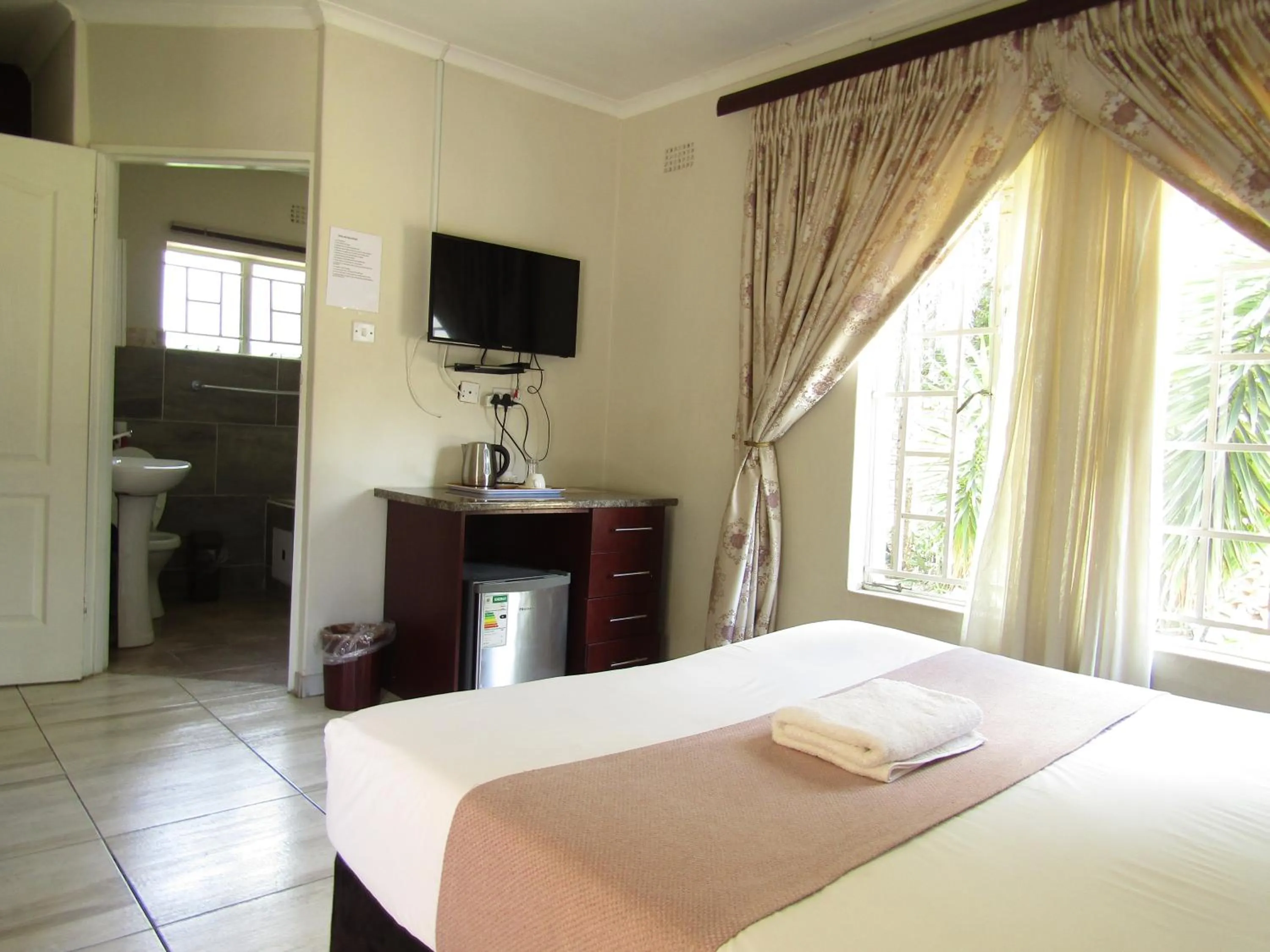 Photo of the whole room, Bed in Haithoms Guesthouse