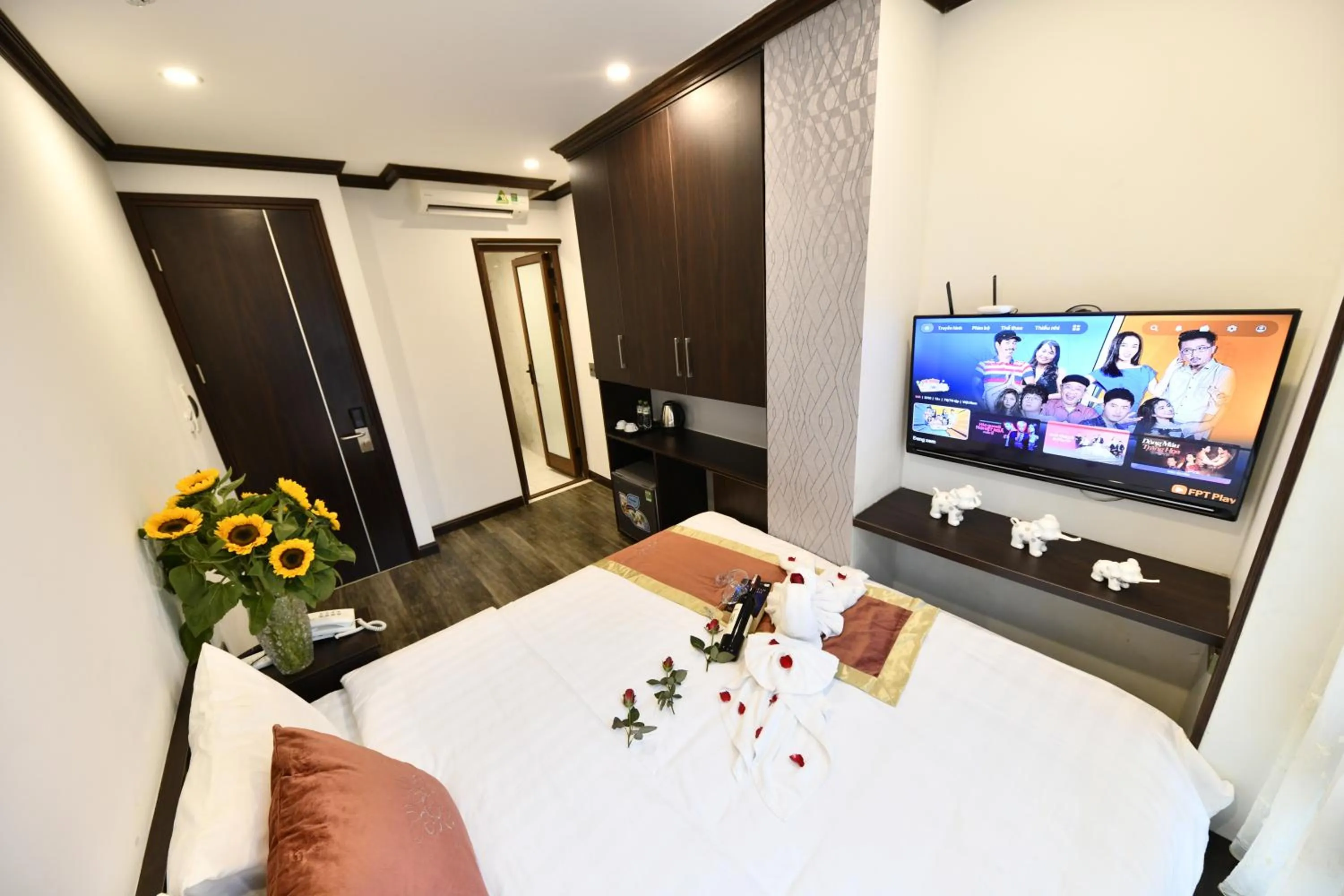 Bedroom, Bed in Kingdom Hotel Hanoi