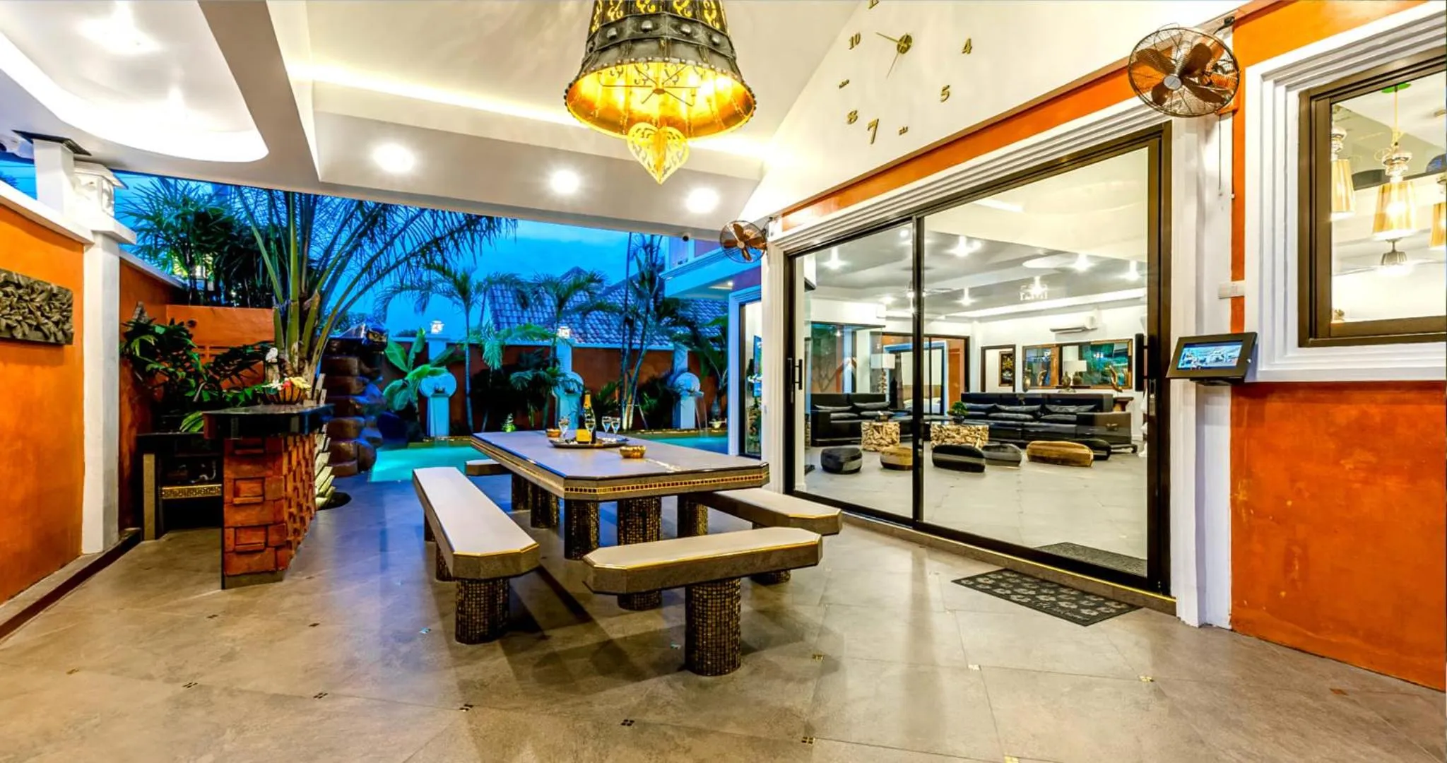 Restaurant/places to eat in GOLDLAND Luxury Pool Villa Pattaya Walking Street 8 Bedrooms