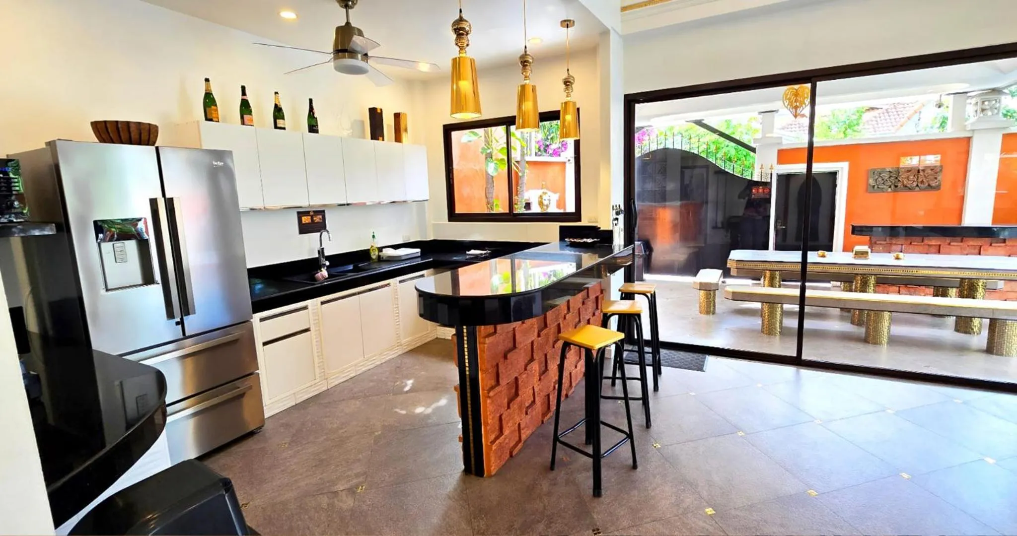 Kitchen or kitchenette in GOLDLAND Luxury Pool Villa Pattaya Walking Street 8 Bedrooms
