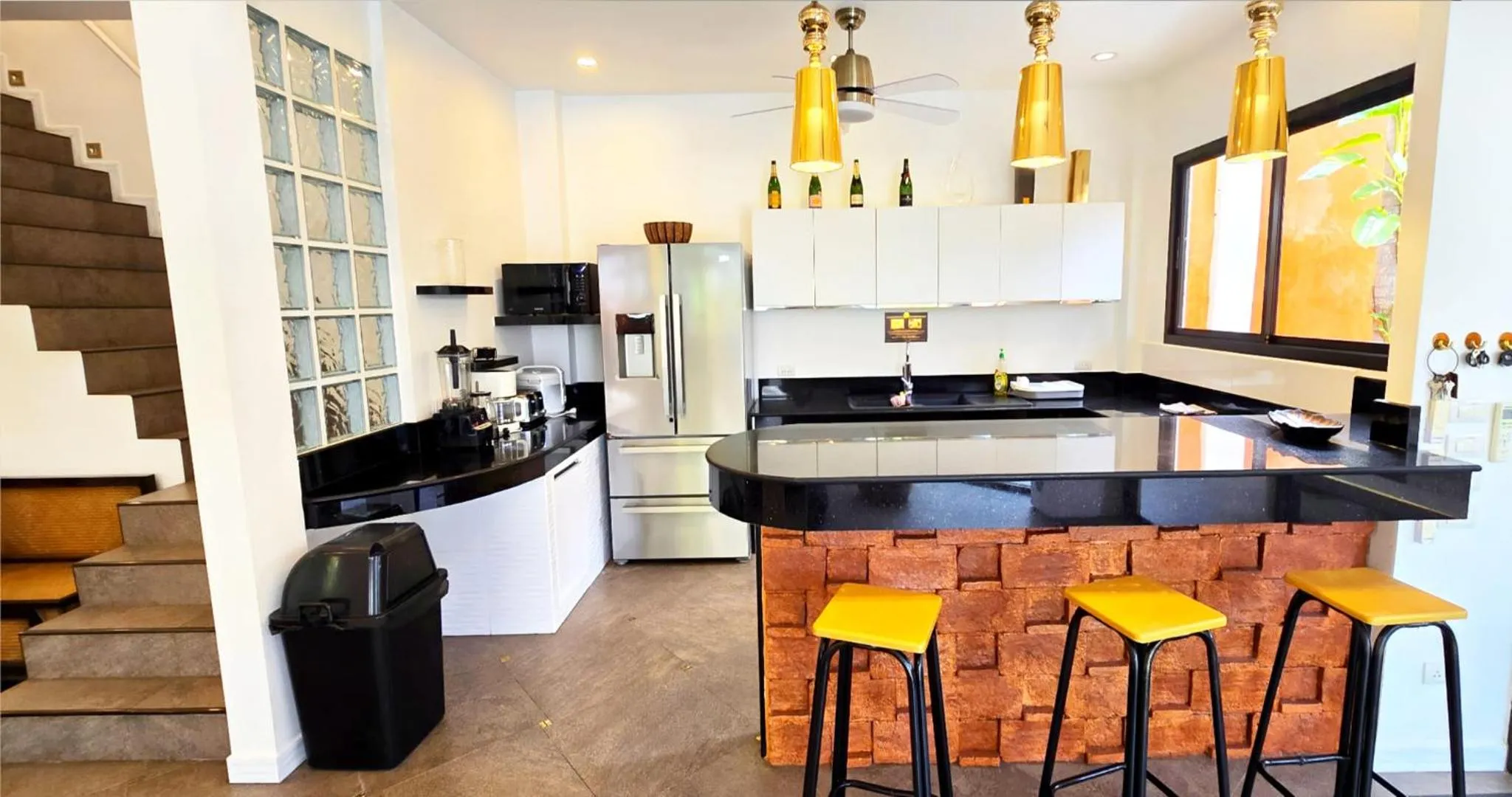 Kitchen or kitchenette in GOLDLAND Luxury Pool Villa Pattaya Walking Street 8 Bedrooms