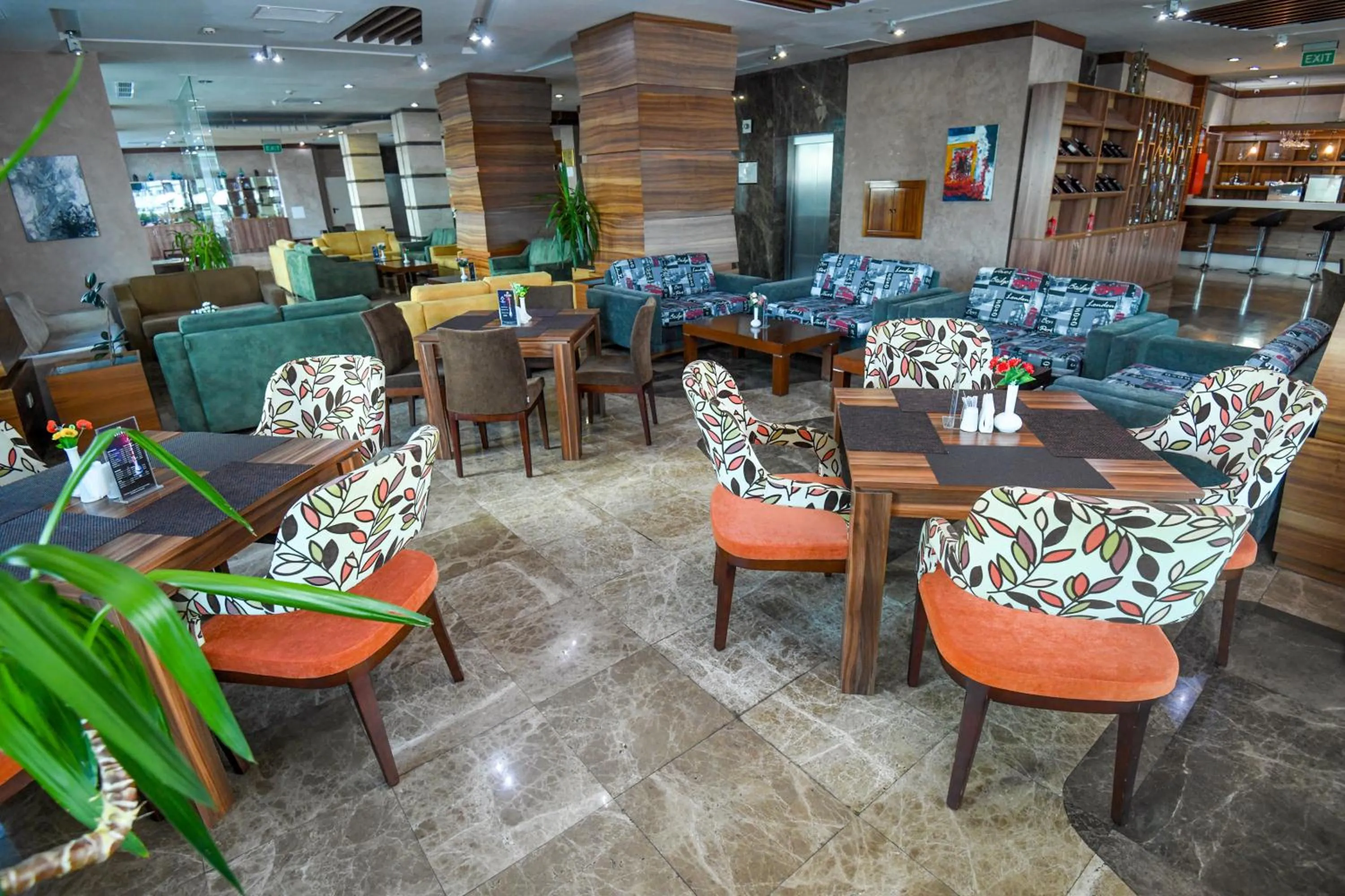 Restaurant/places to eat in Avenue Hotel Baku by Smart