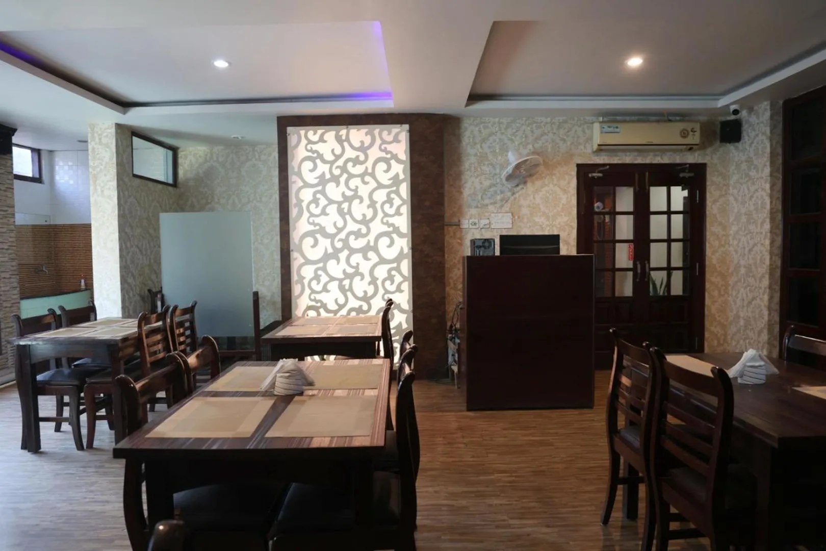 Restaurant/places to eat in Hotel Embassy