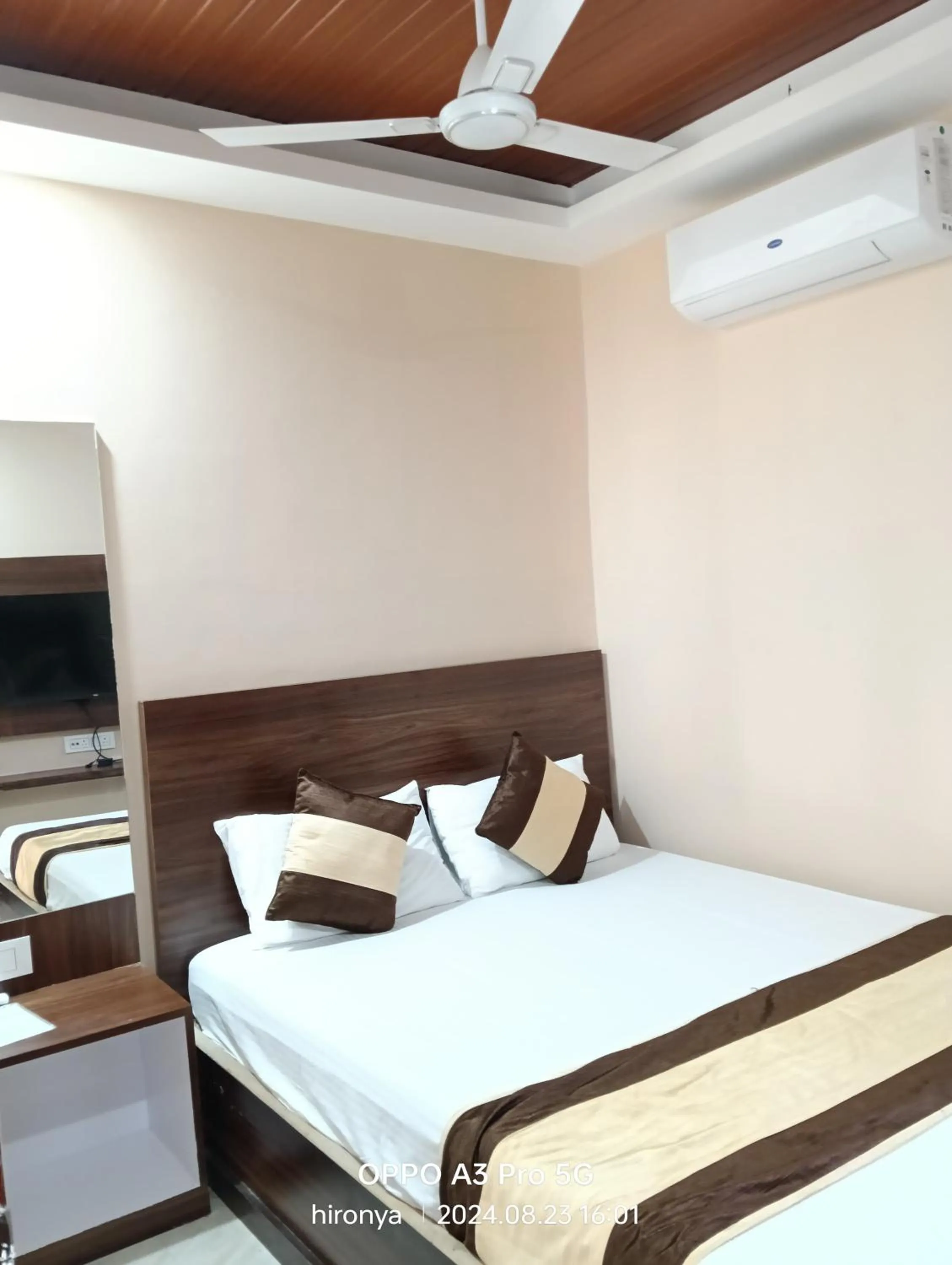 Bedroom, Bed in Hotel Embassy