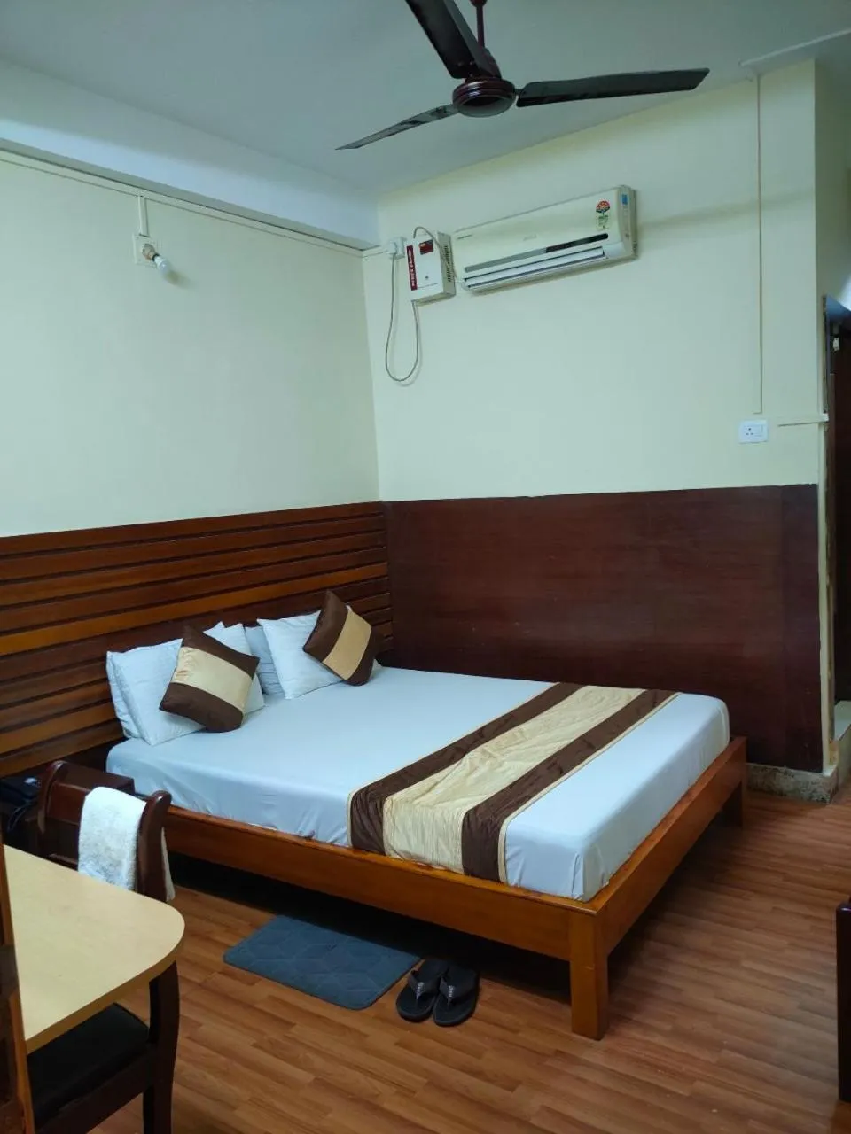 Bedroom, Bed in Hotel Embassy