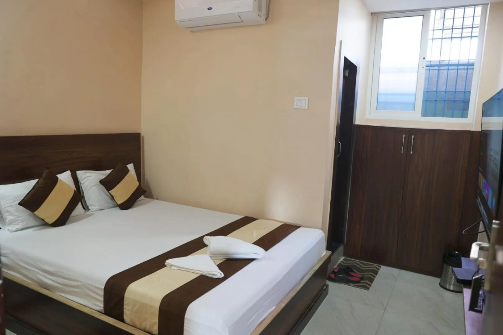 Bedroom, Bed in Hotel Embassy