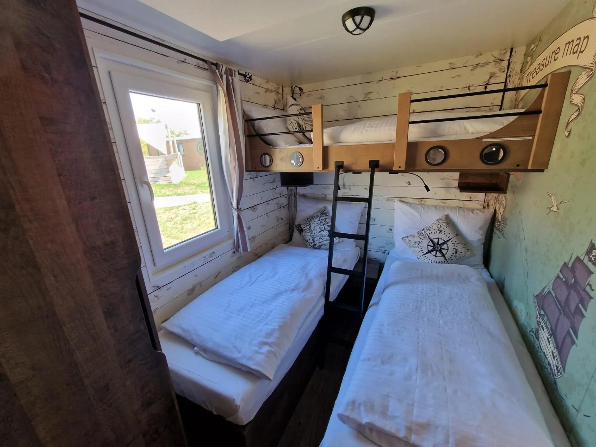 bunk bed, Bed in Seaside-Resort
