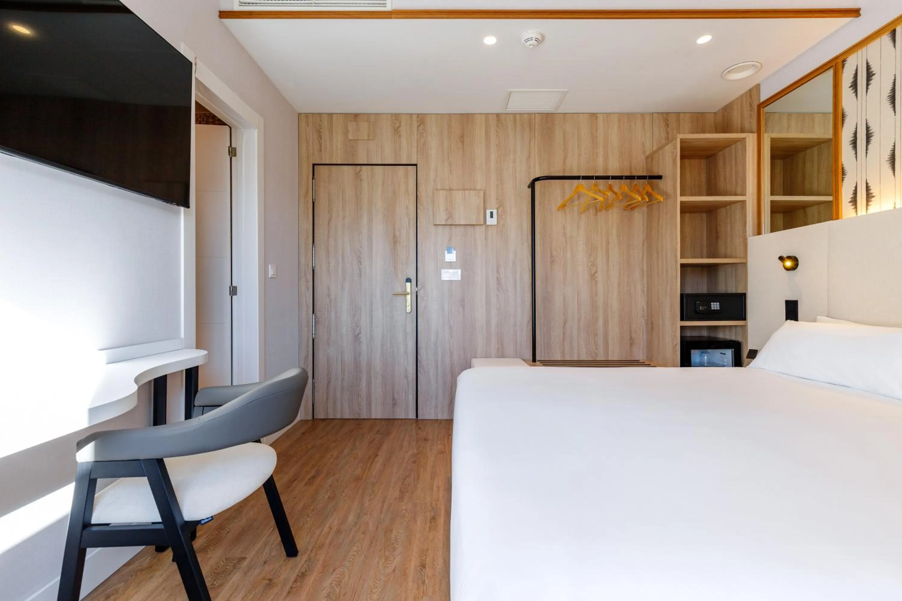 Bedroom, Bed in Petit Palace Plaza de la Reina