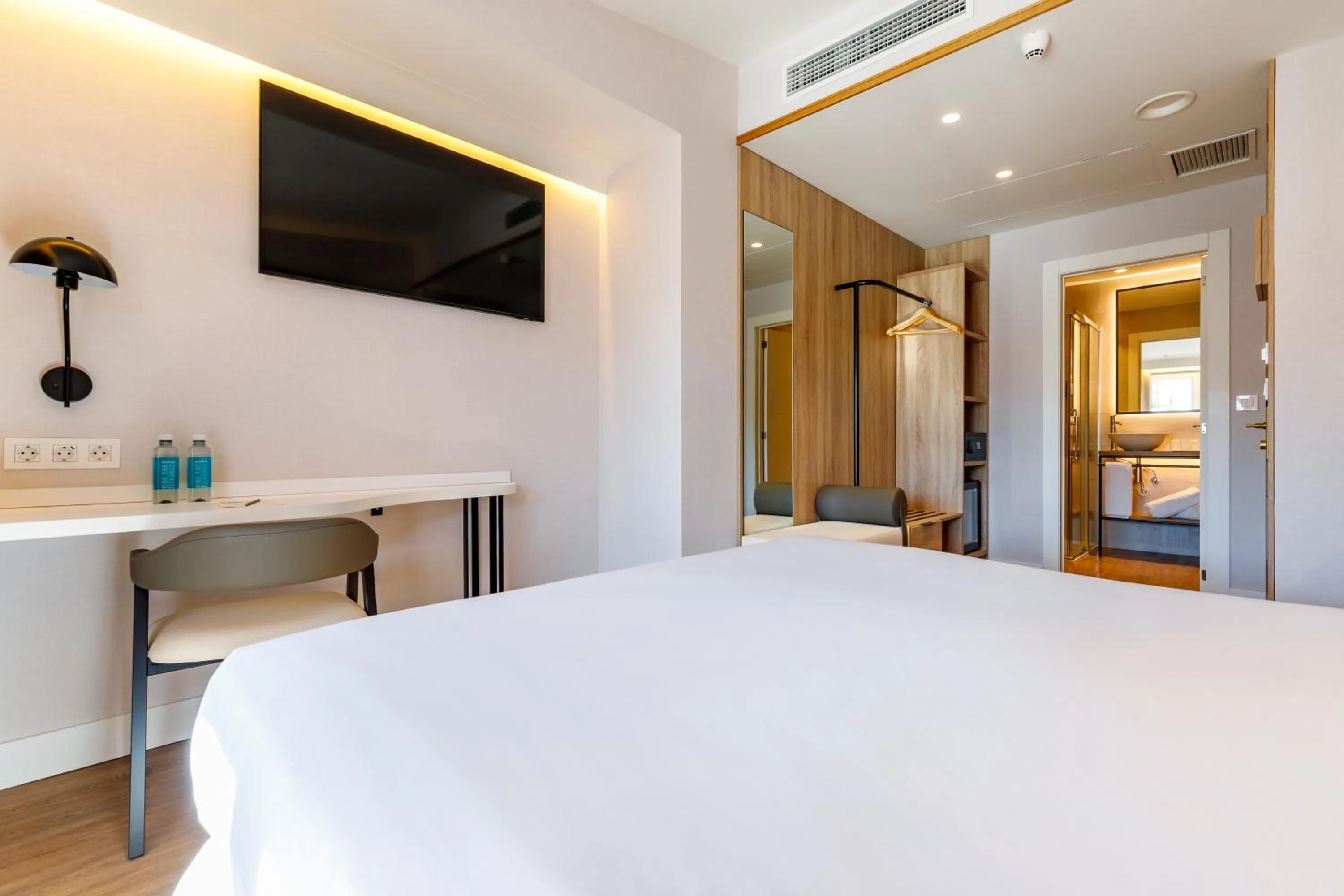 Bedroom, Bed in Petit Palace Plaza de la Reina