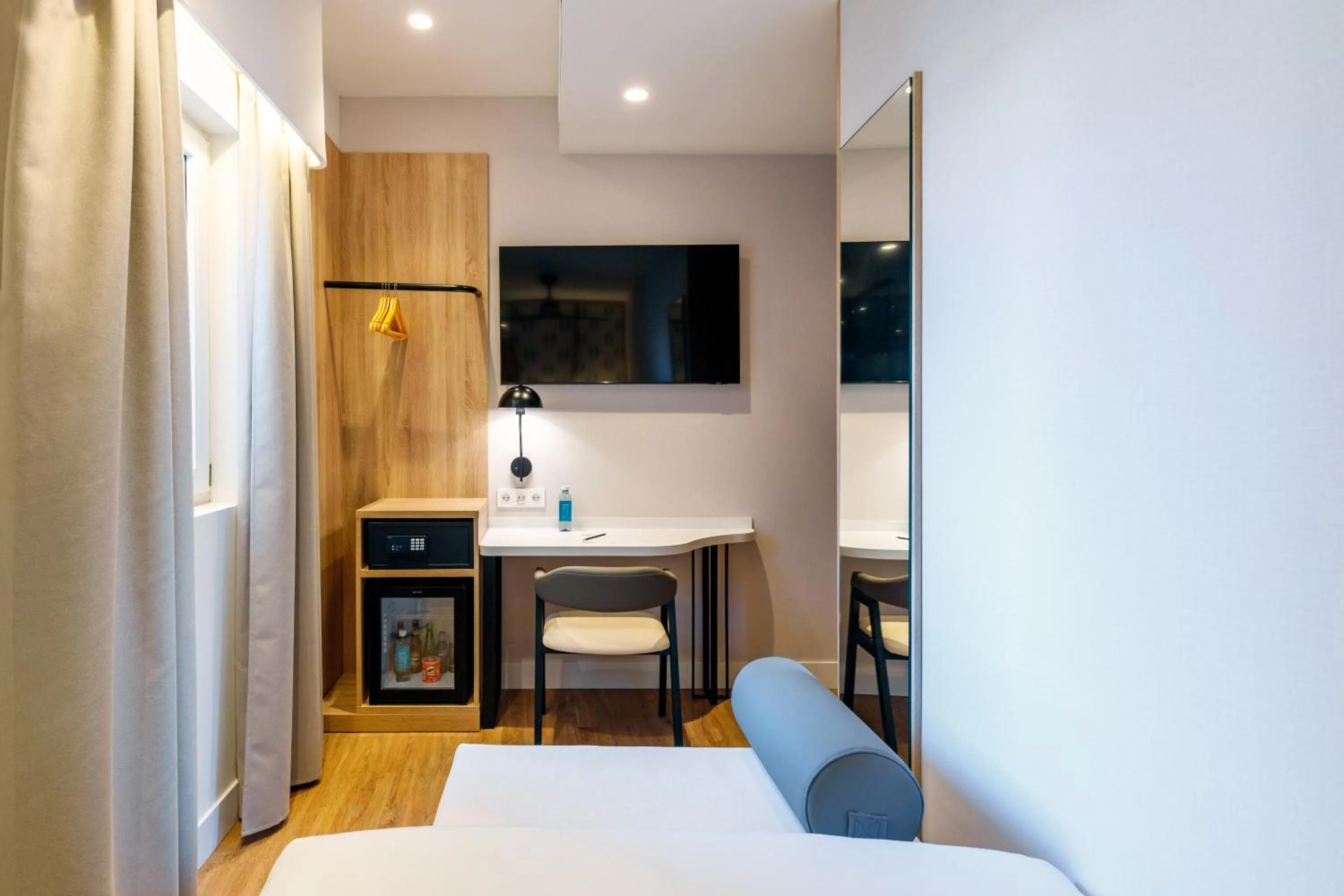 TV and multimedia, Bed in Petit Palace Plaza de la Reina