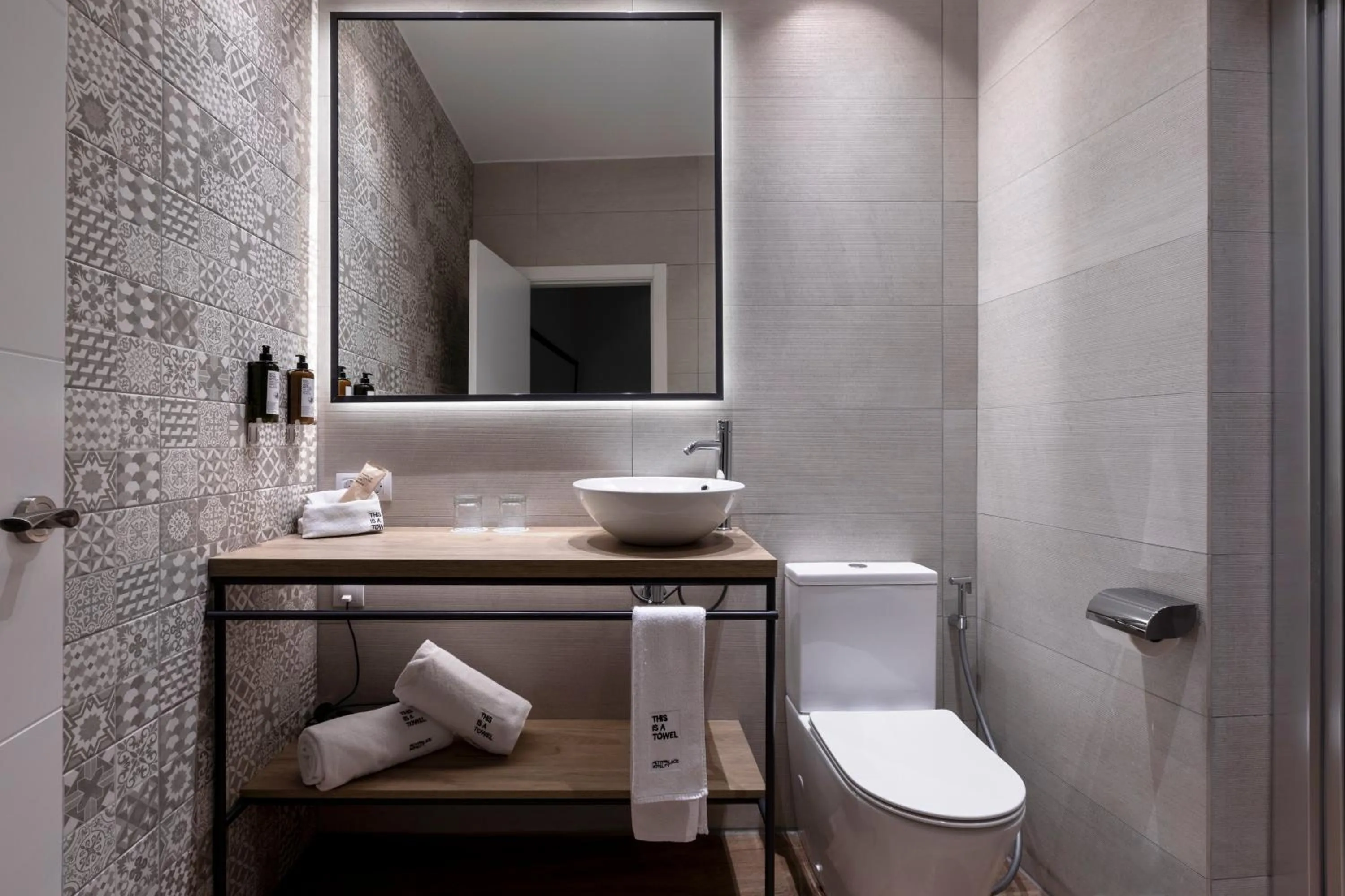 Shower in Petit Palace Plaza de la Reina