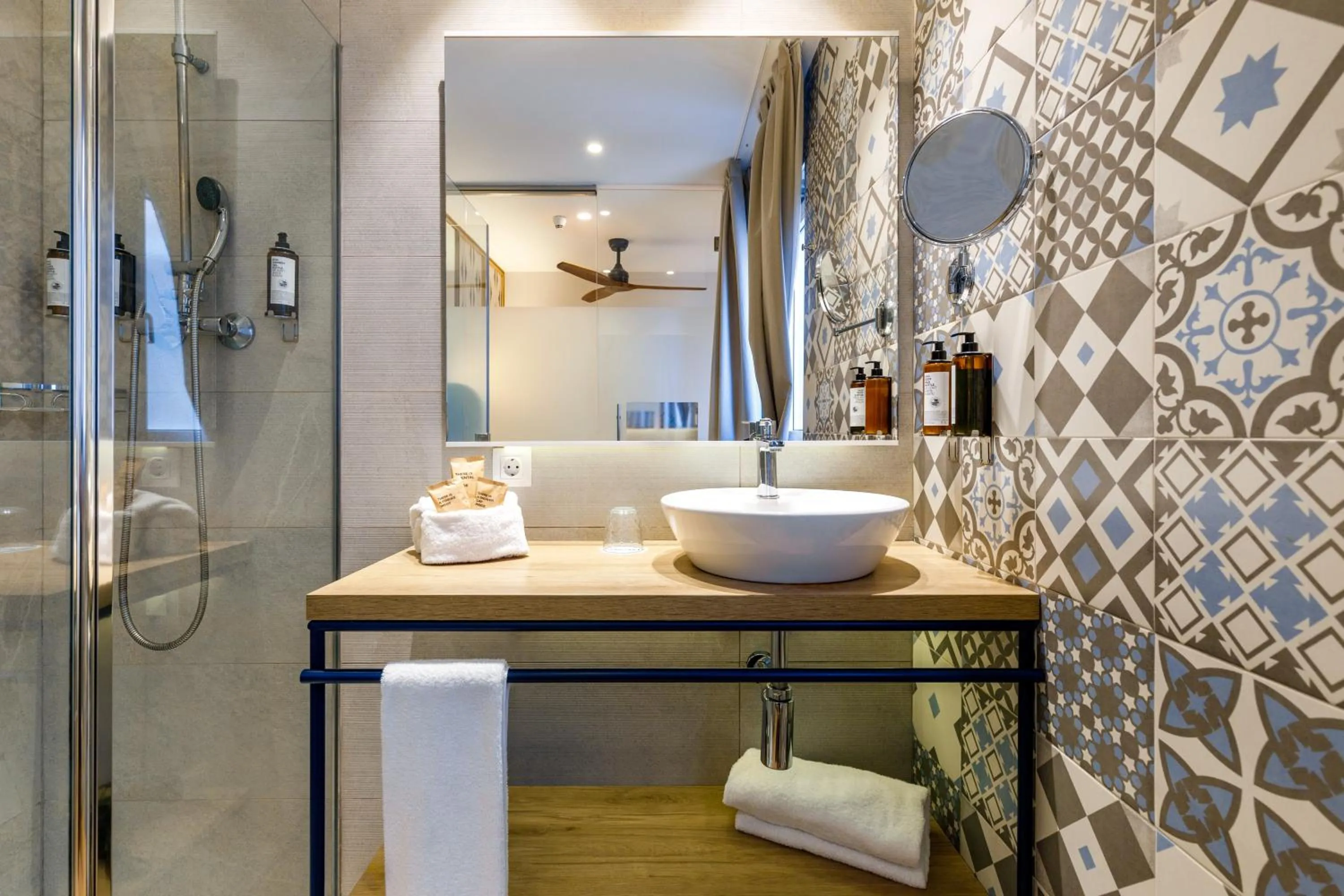 Shower in Petit Palace Plaza de la Reina