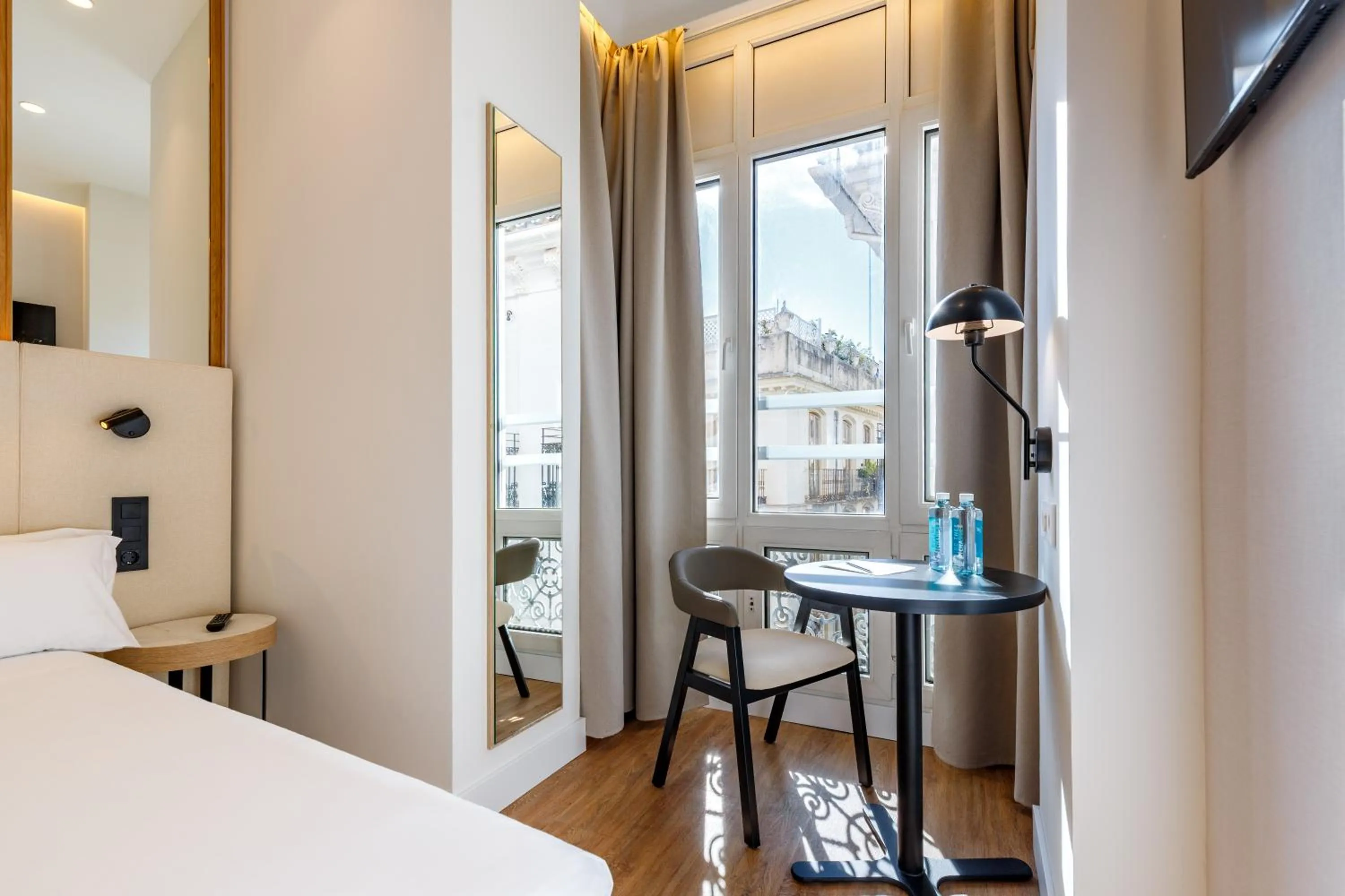 Bedroom, Bed in Petit Palace Plaza de la Reina