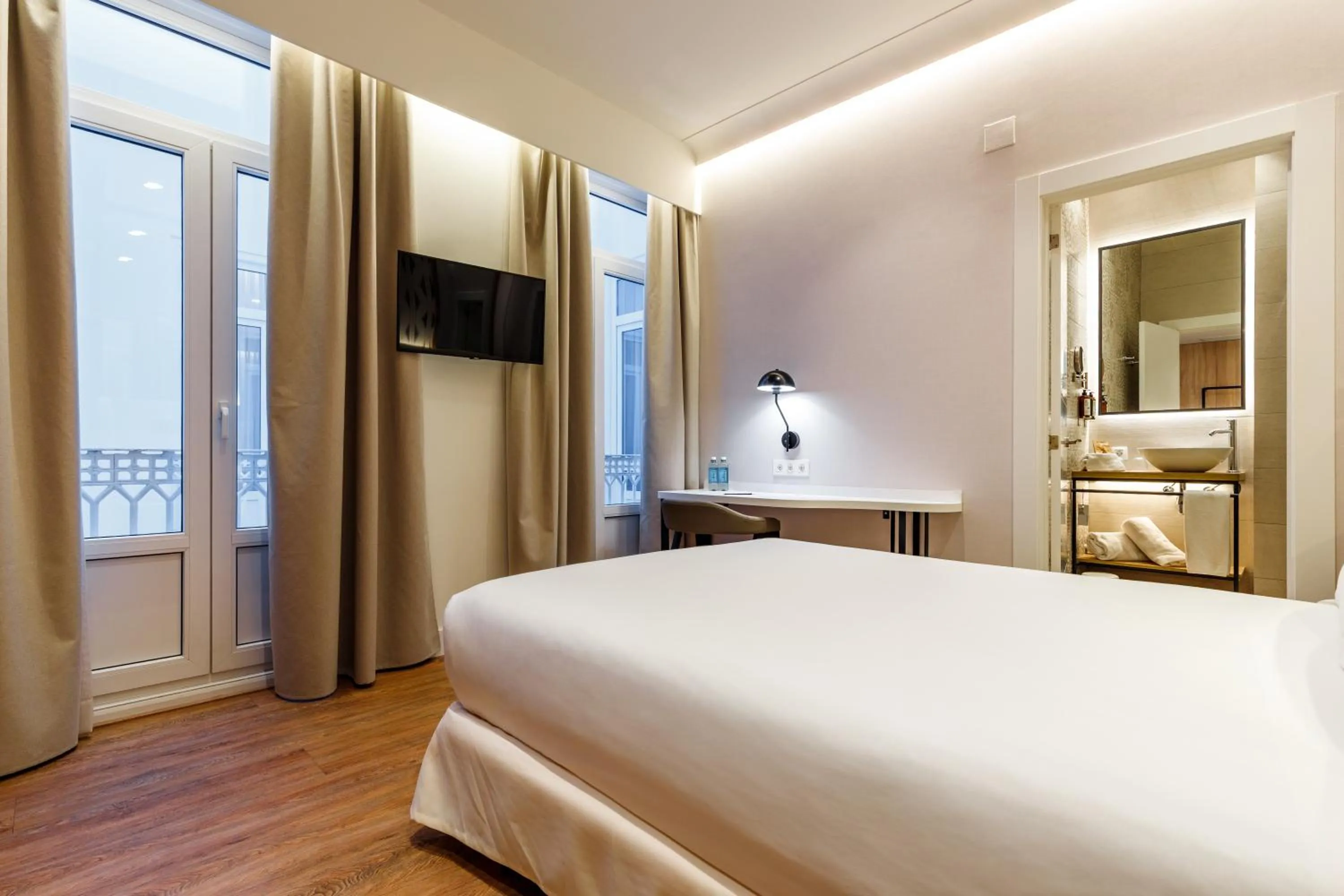 Bed in Petit Palace Plaza de la Reina