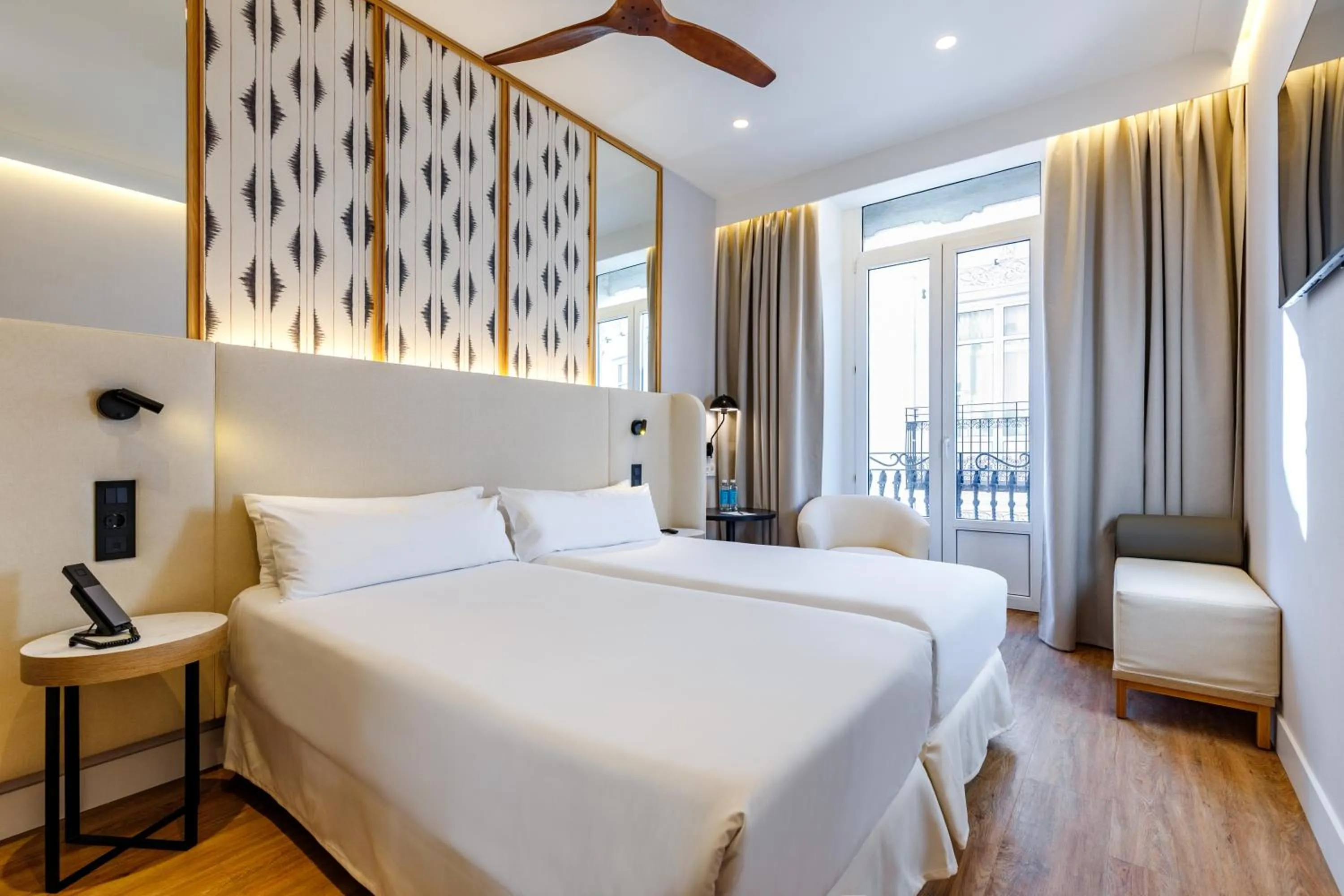 Bed in Petit Palace Plaza de la Reina