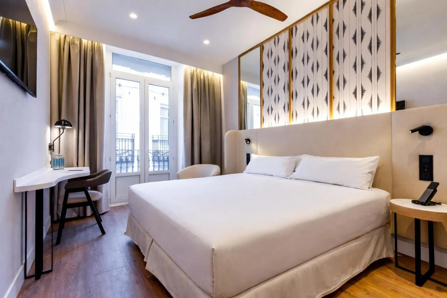 Bed in Petit Palace Plaza de la Reina