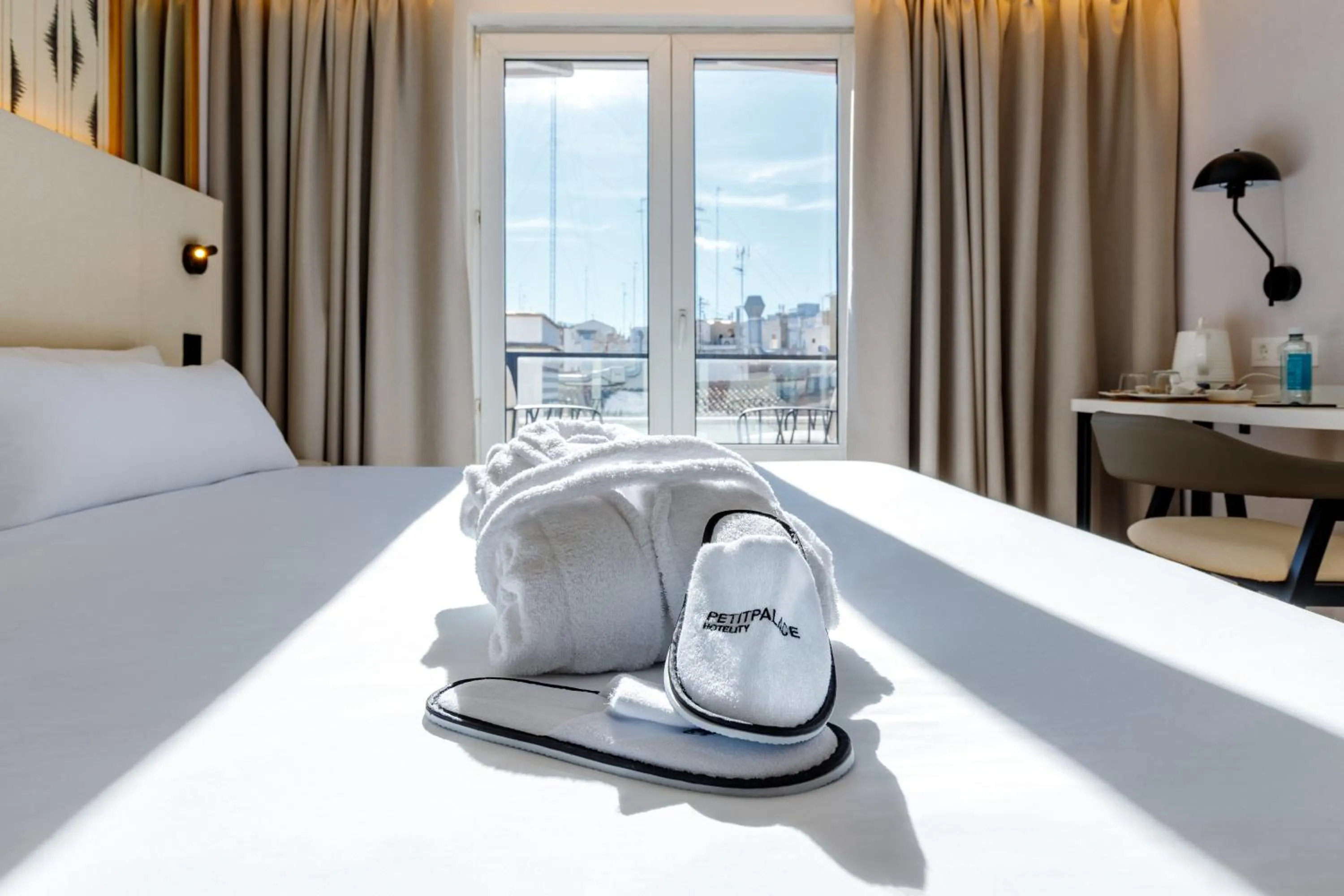 Bed in Petit Palace Plaza de la Reina