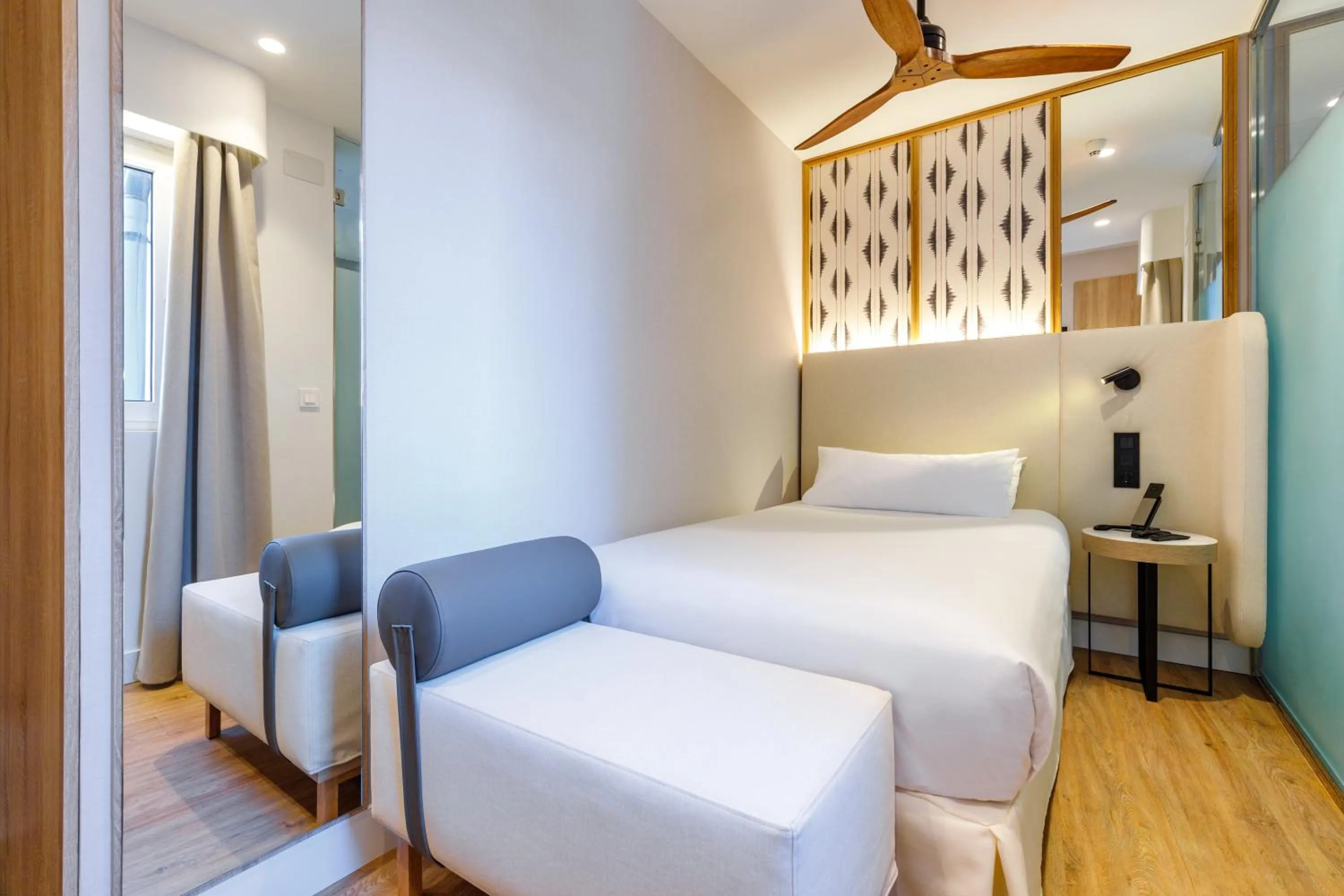 Bed in Petit Palace Plaza de la Reina