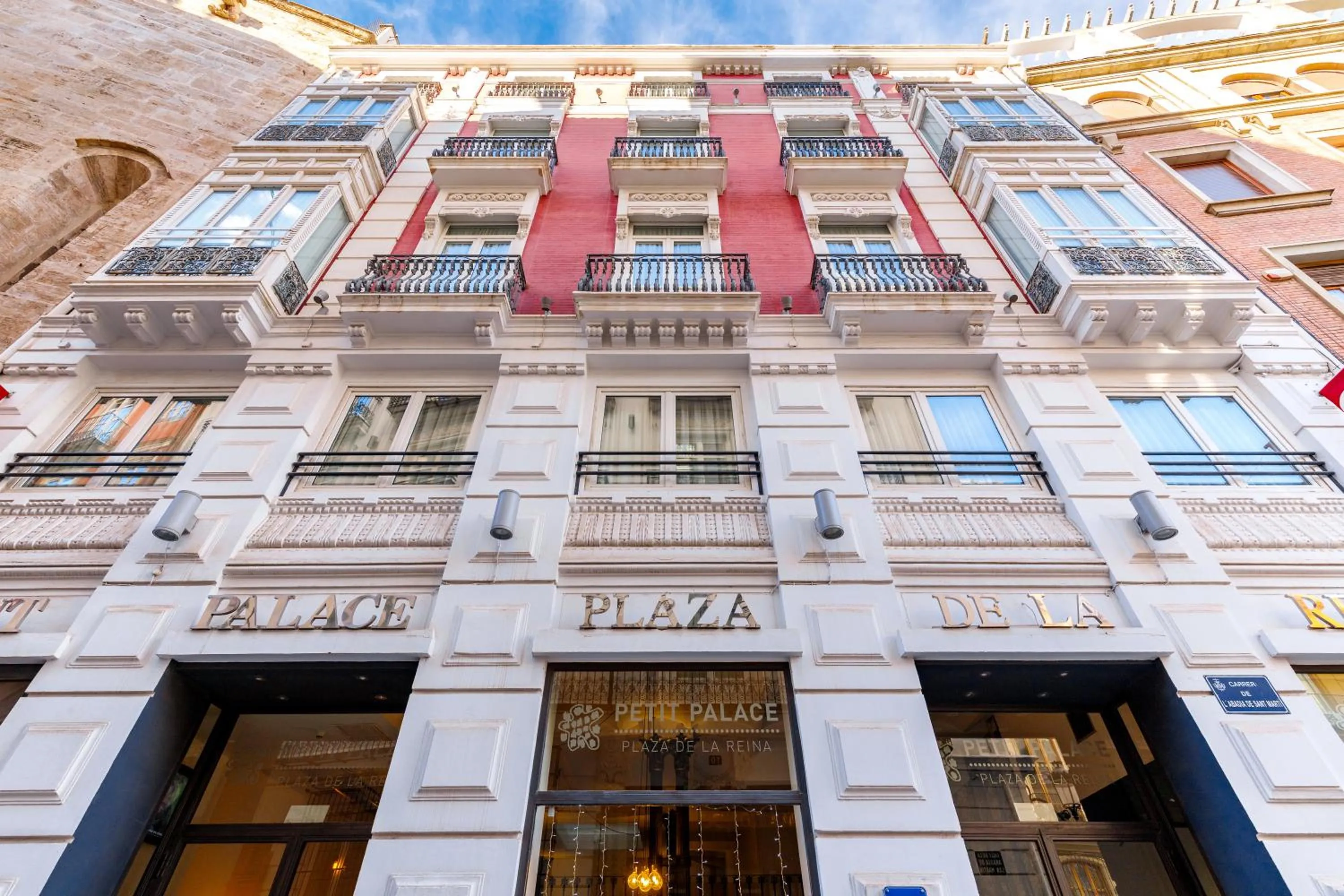 Property building in Petit Palace Plaza de la Reina