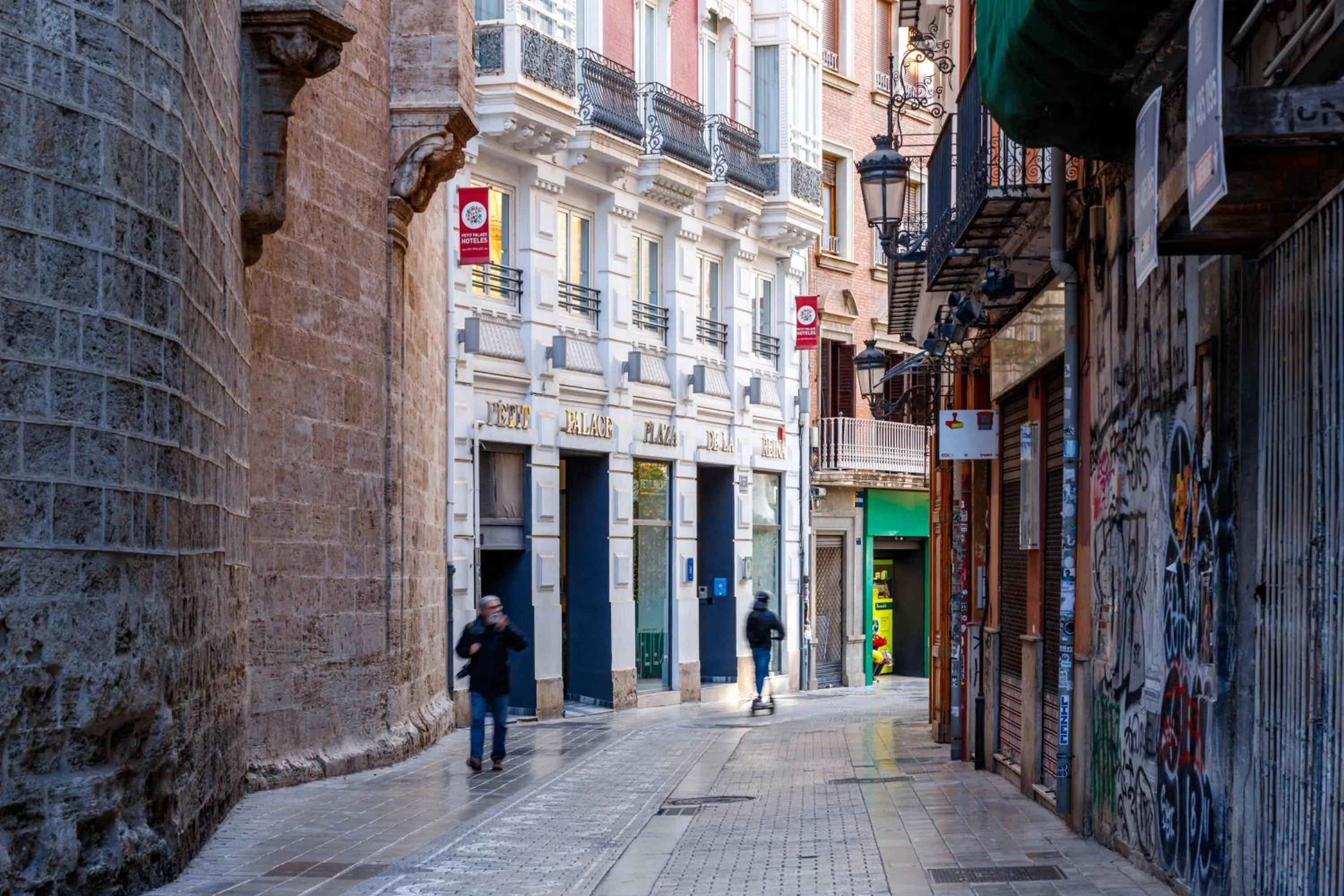 Property building in Petit Palace Plaza de la Reina