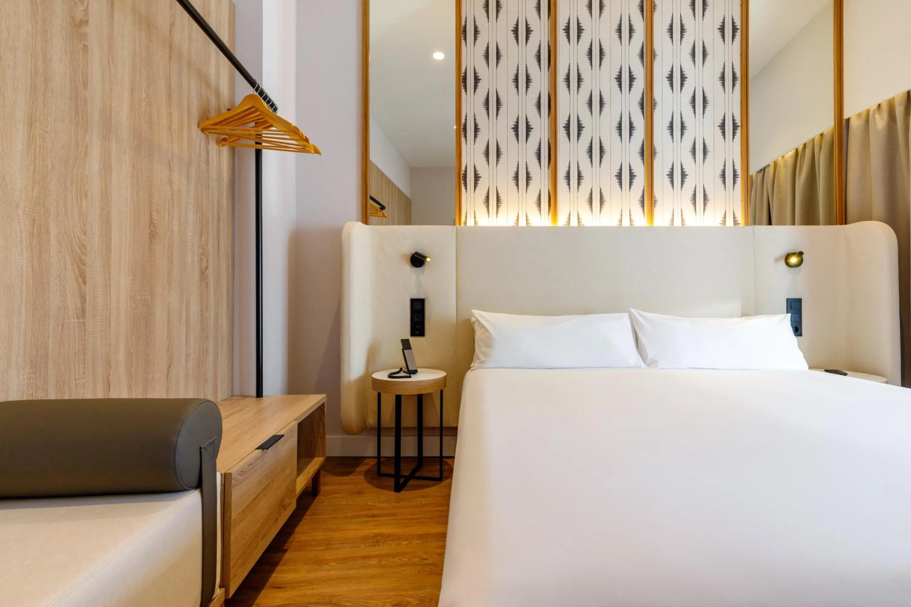 Bed in Petit Palace Plaza de la Reina