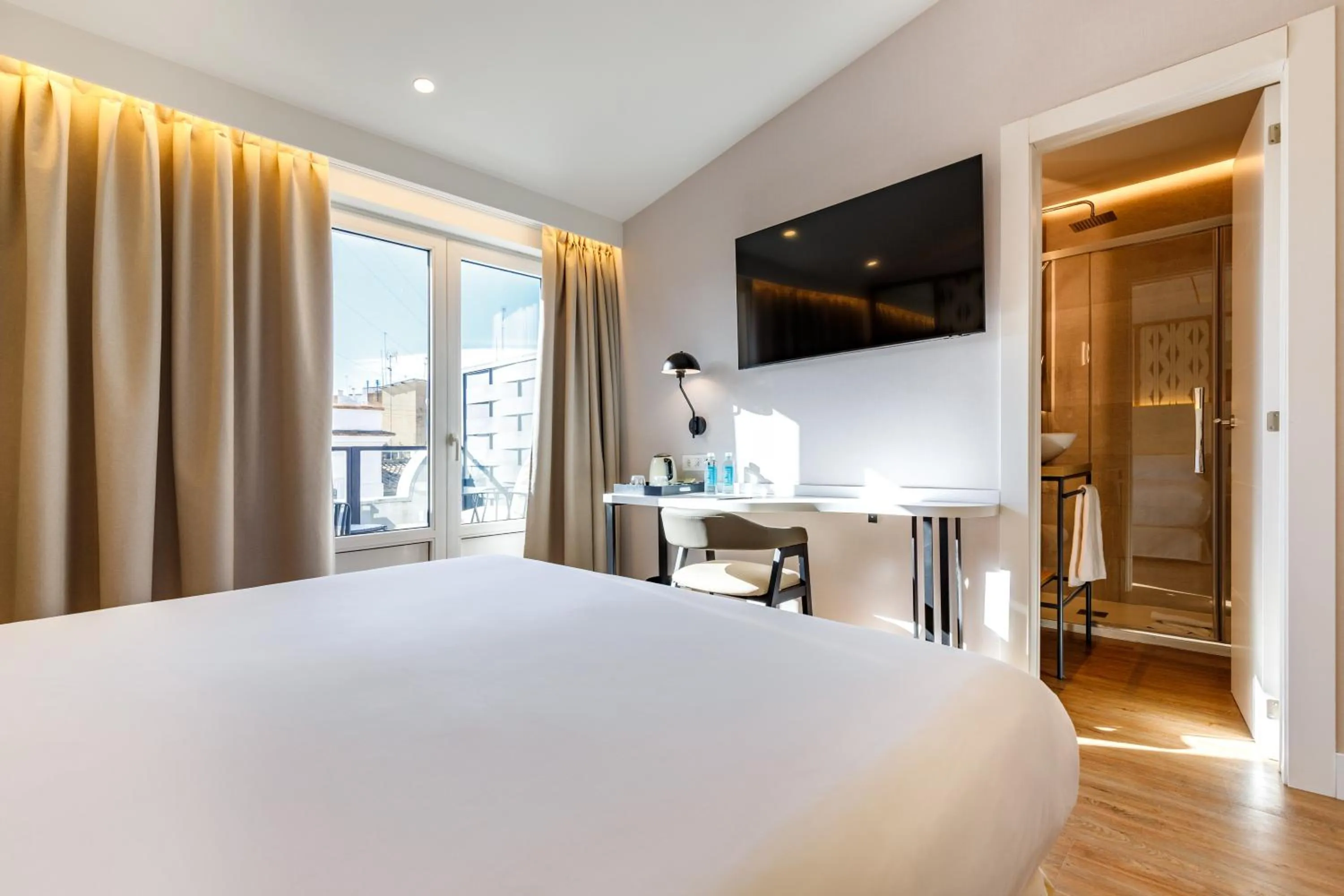 Bedroom, Bed in Petit Palace Plaza de la Reina