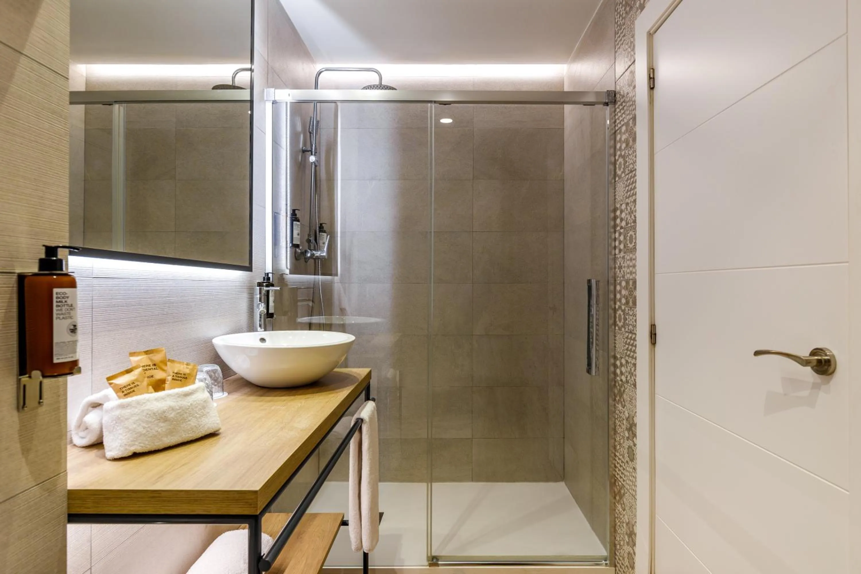 Shower in Petit Palace Plaza de la Reina