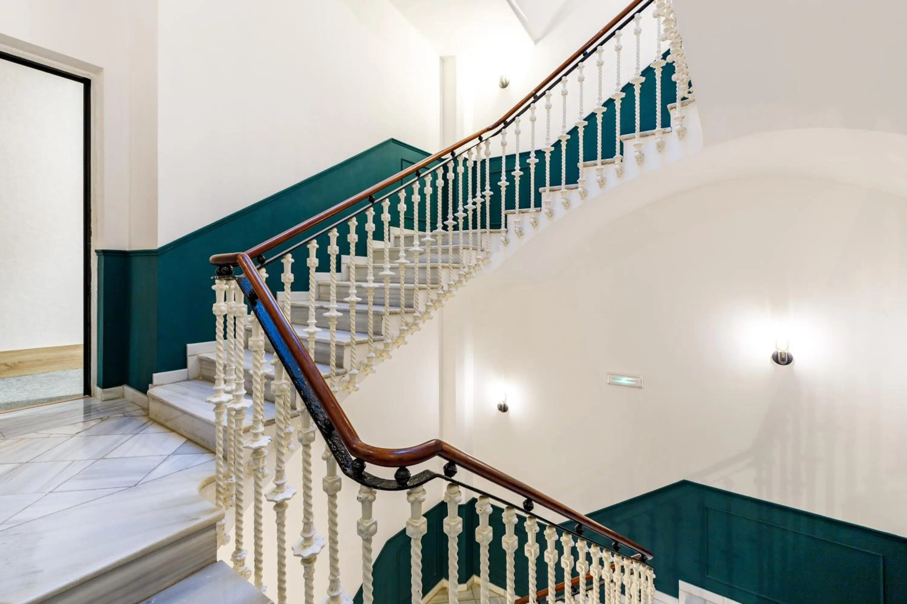 Property building in Petit Palace Plaza de la Reina