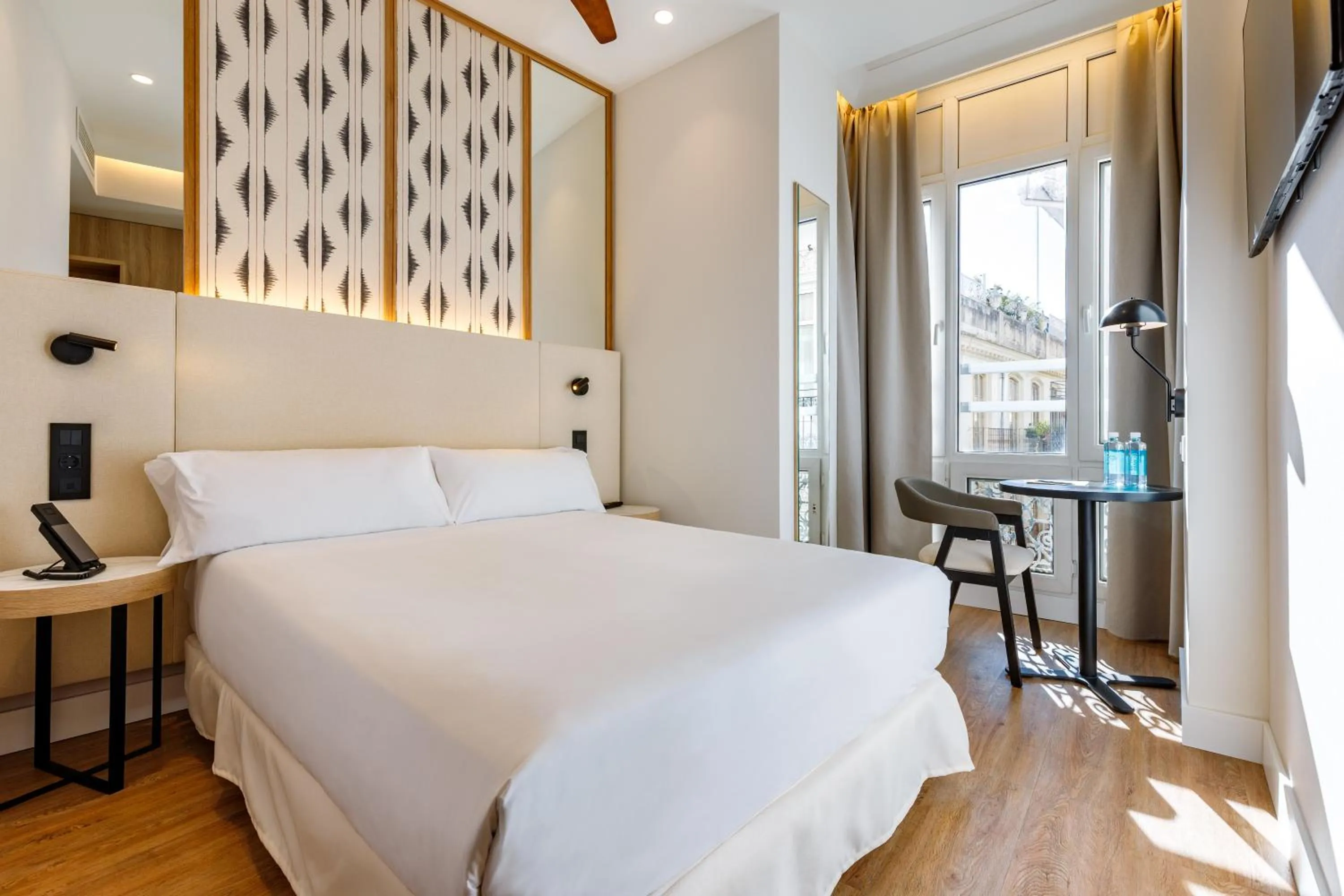 Bed in Petit Palace Plaza de la Reina